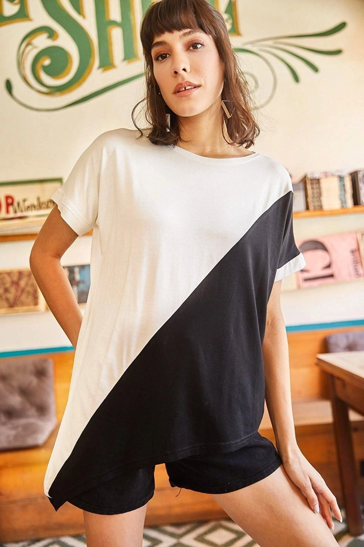 Kadın Siyah Yuvarlak Yaka, Kısa Kol, Çift Renkli, Kaliteli Kumaş Rahat Kesim, Standart Boy Bluz.