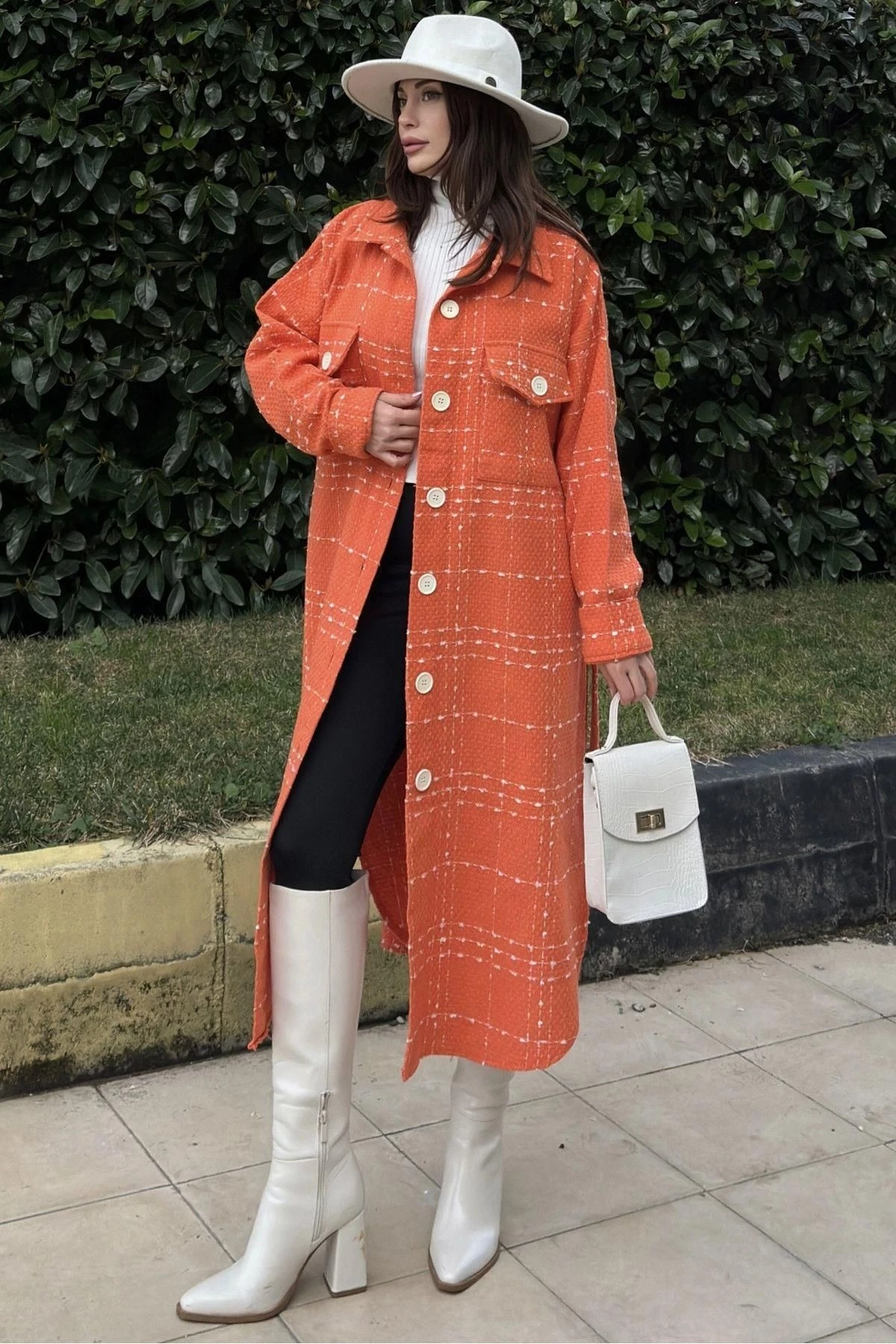 Kadın Turuncu Uzun Kol, Çift Cepli, Eteği Oval Kesim, Kemerli, Tüvit Kumaş Trençkot