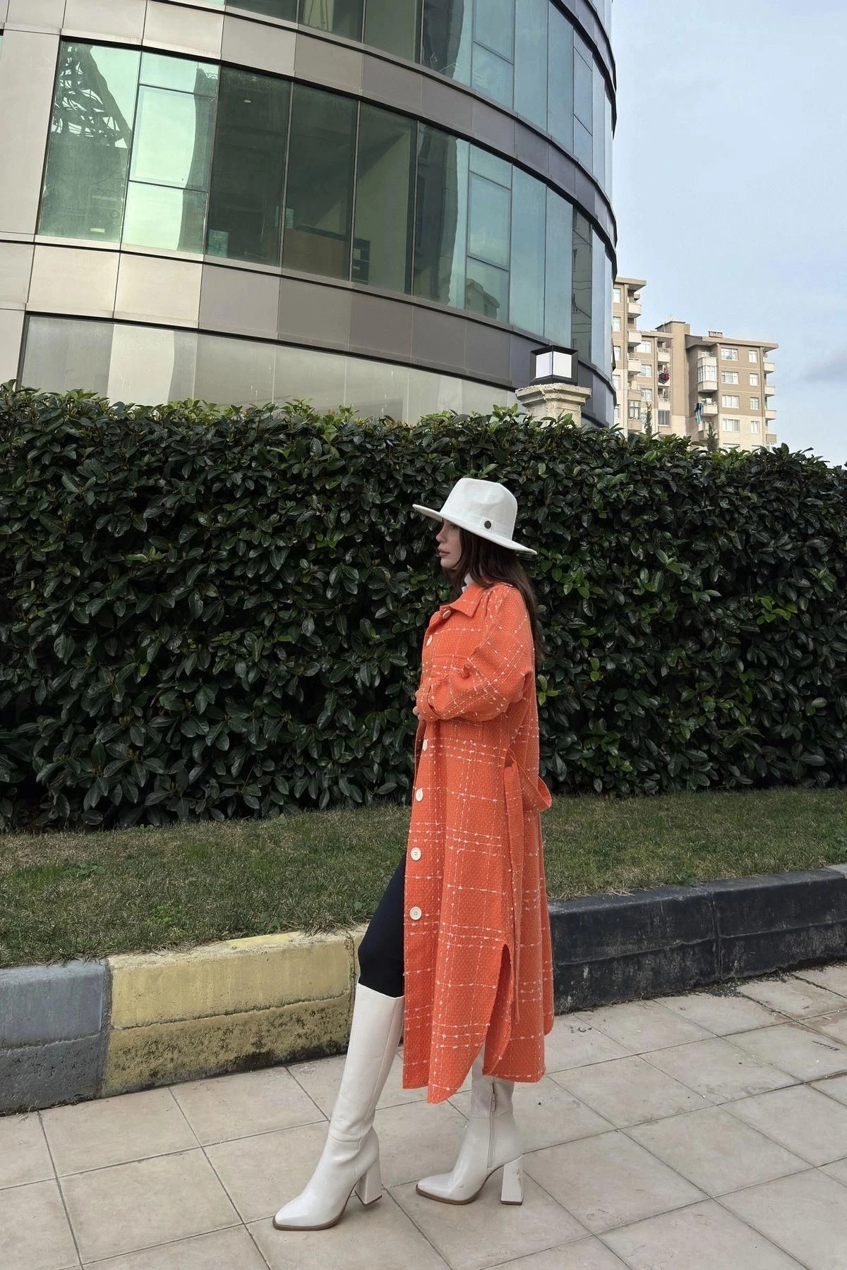 Kadın Turuncu Uzun Kol, Çift Cepli, Eteği Oval Kesim, Kemerli, Tüvit Kumaş Trençkot