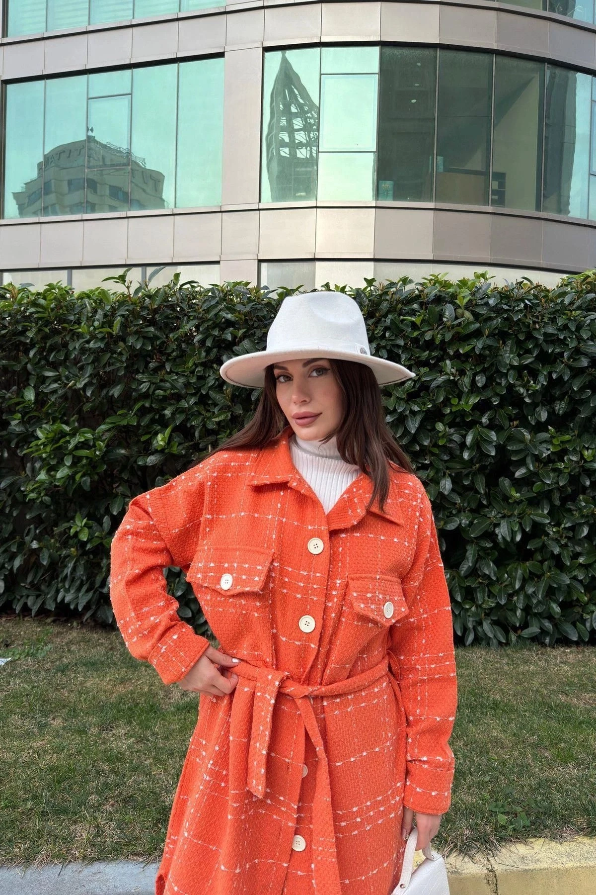 Kadın Turuncu Uzun Kol, Çift Cepli, Eteği Oval Kesim, Kemerli, Tüvit Kumaş Trençkot