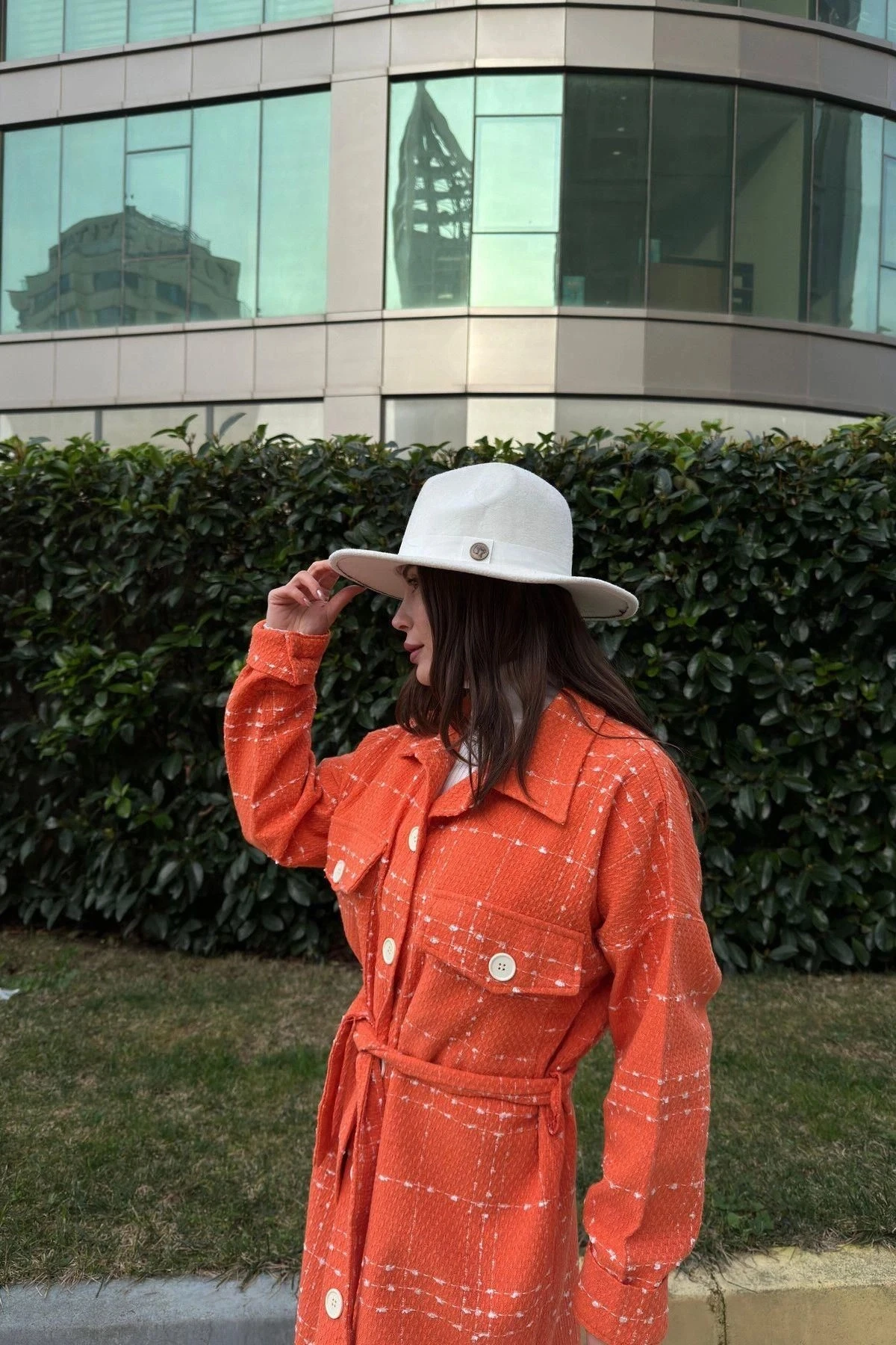 Kadın Turuncu Uzun Kol, Çift Cepli, Eteği Oval Kesim, Kemerli, Tüvit Kumaş Trençkot