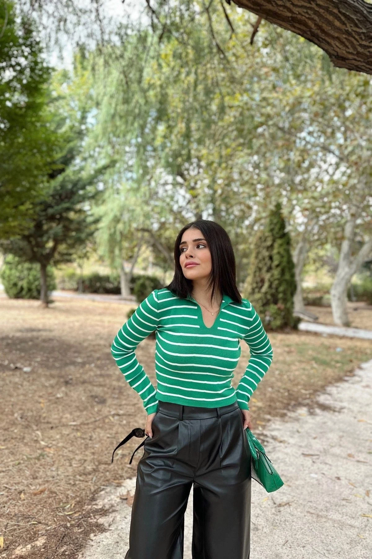 Kadın Yeşil Polo Yaka, Uzun Kol, Vucüda Oturan Kalıp, Esnek Kumaş, Çizglili Desen, Triko Bluz