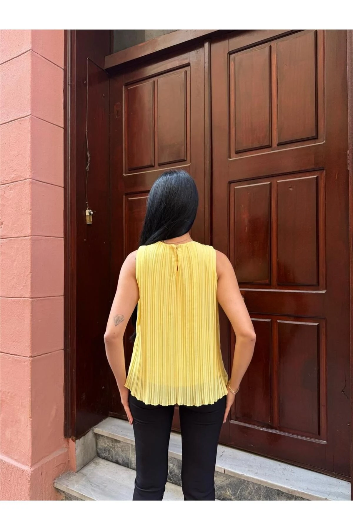 Sarı Astarli Pileli Kolsuz Bluz