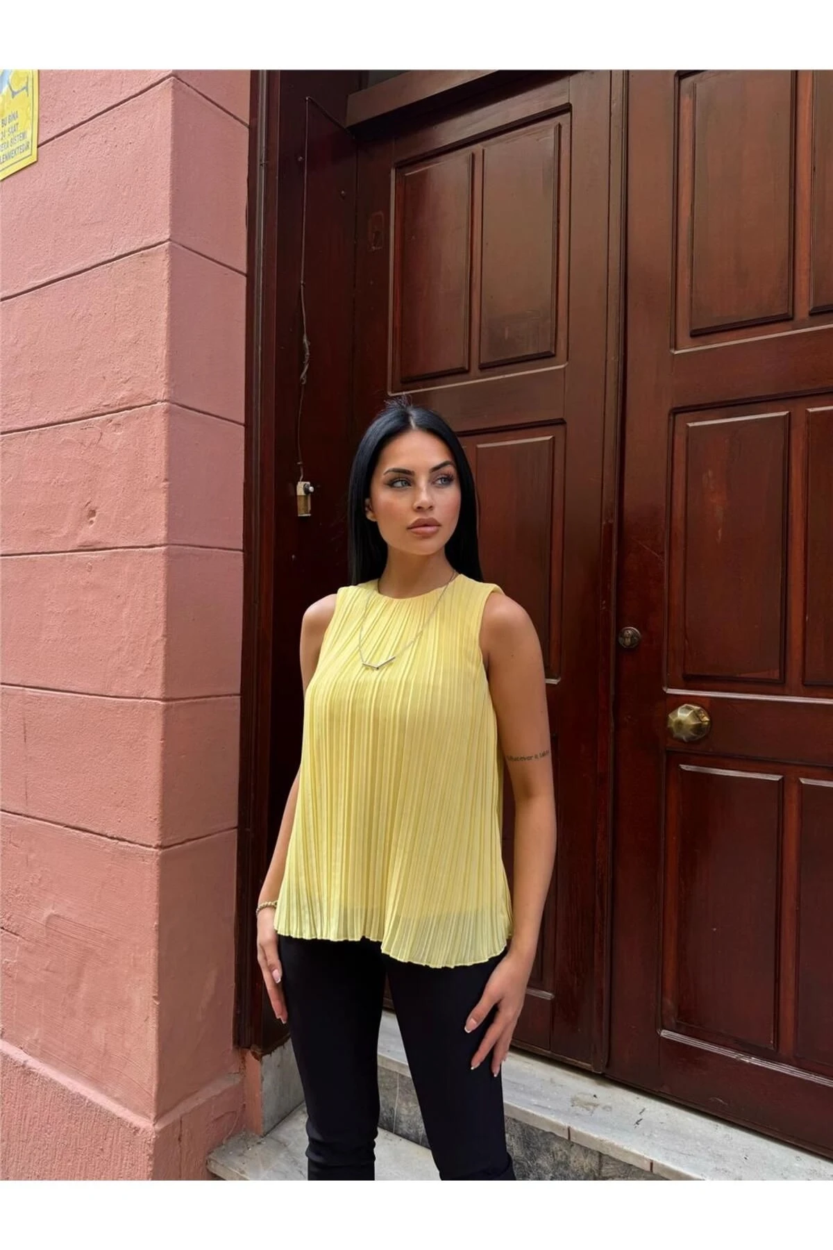 Sarı Astarli Pileli Kolsuz Bluz