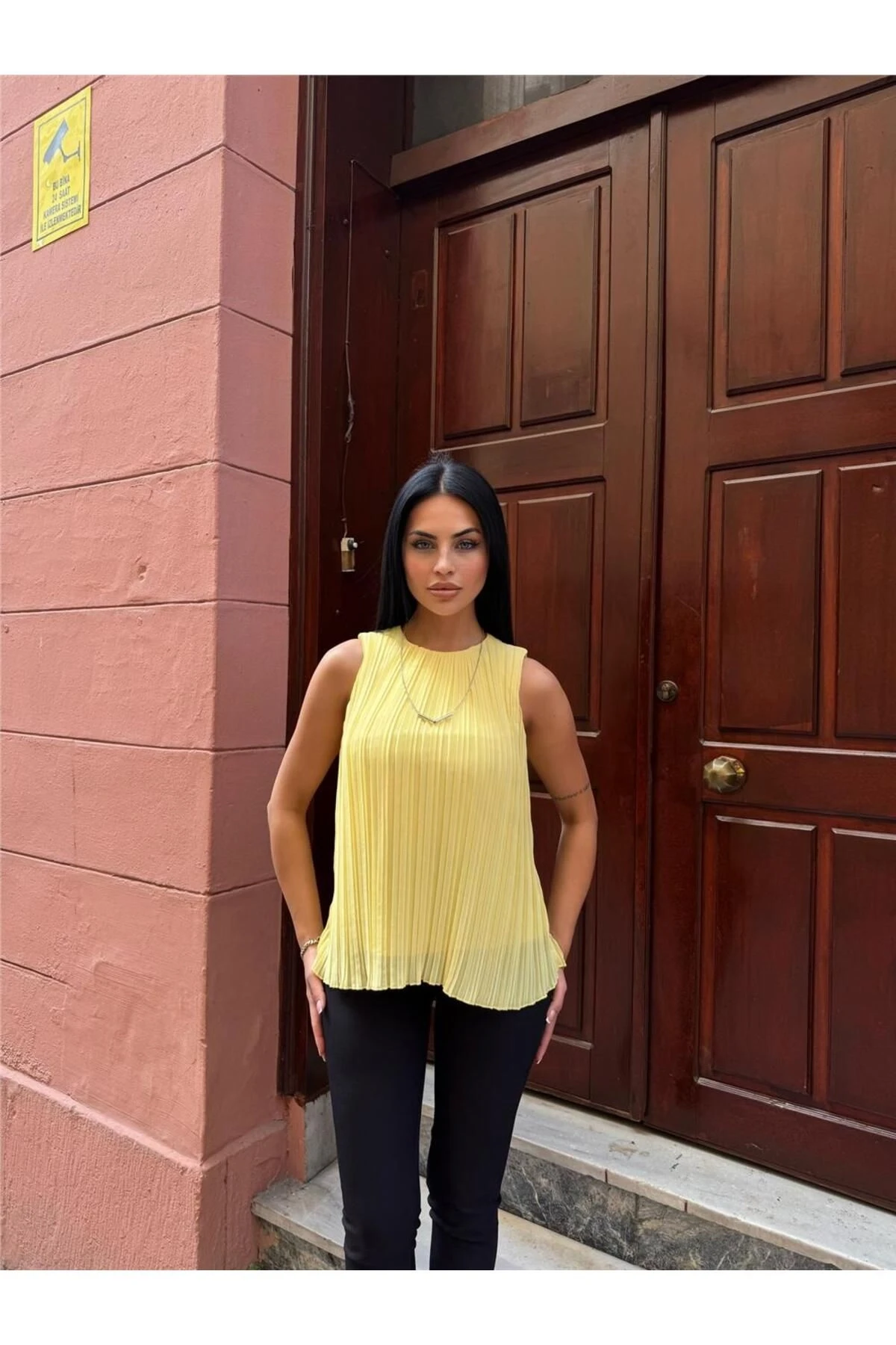 Sarı Astarli Pileli Kolsuz Bluz