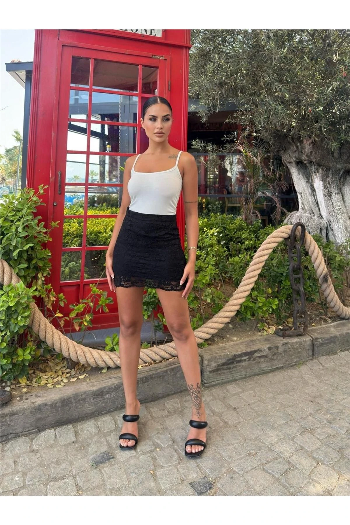 Siyah Dantelli Mini Etek