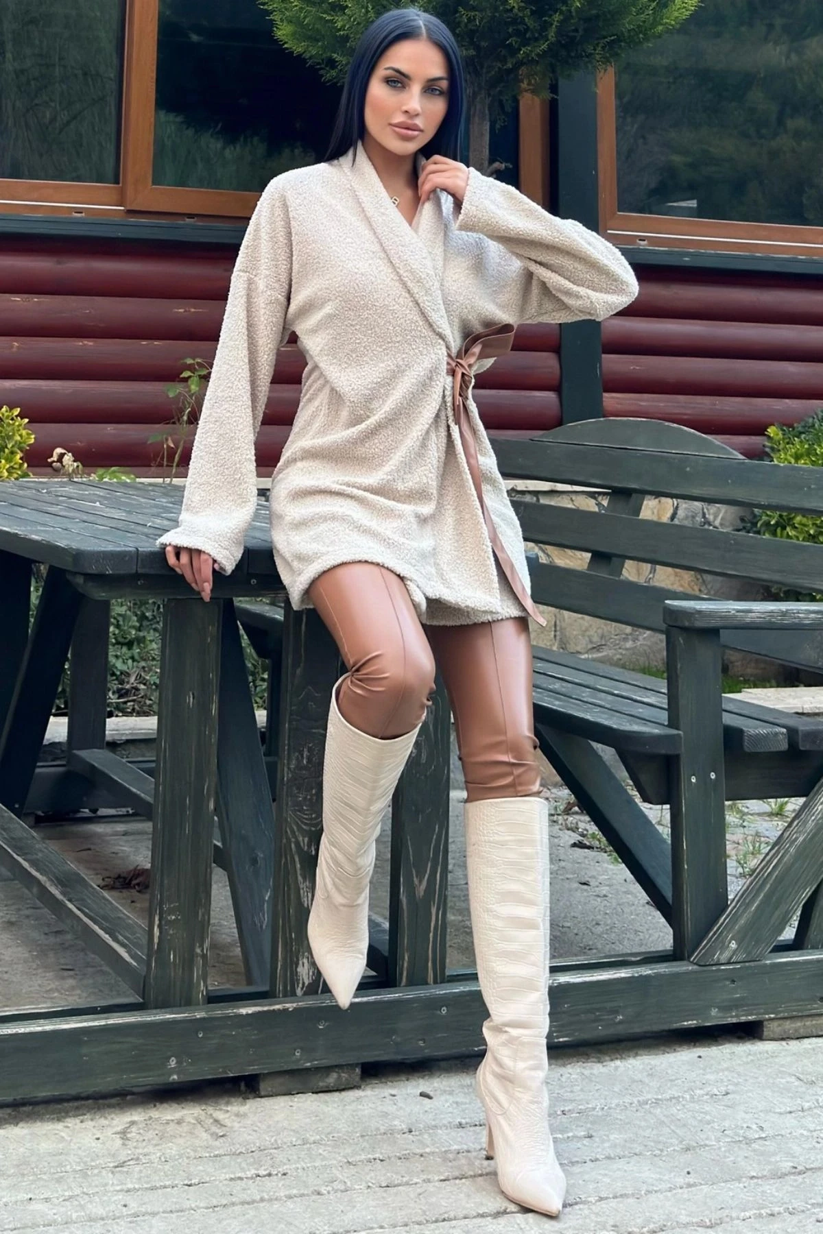 Bej Kruvaze Yaka, Deri Kuşaklı, Kuzu Peluş Hırka Ceket