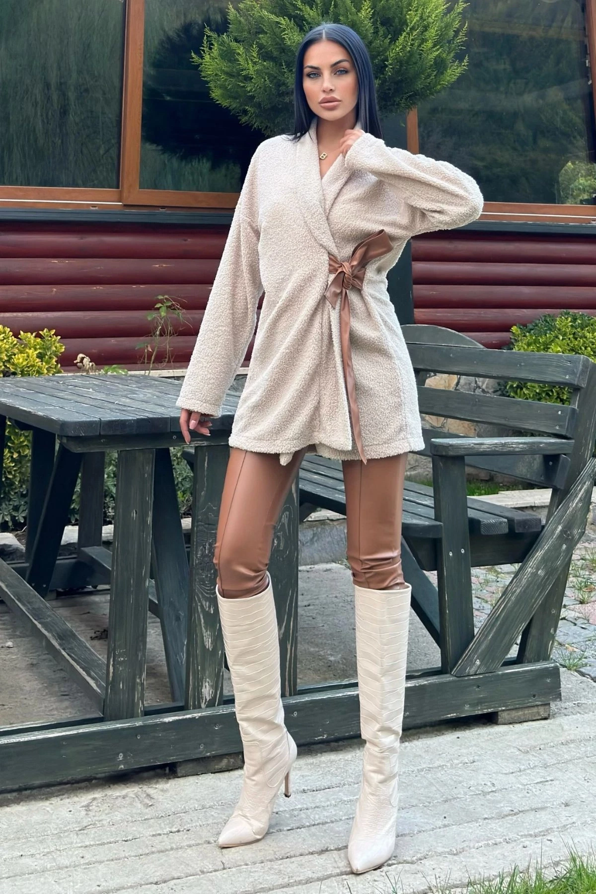 Bej Kruvaze Yaka, Deri Kuşaklı, Kuzu Peluş Hırka Ceket