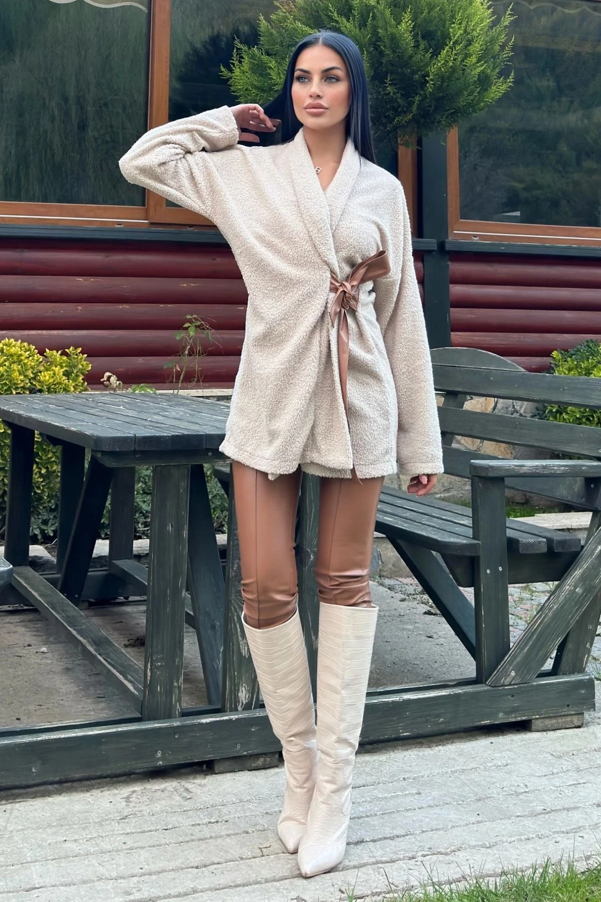 Bej Kruvaze Yaka, Deri Kuşaklı, Kuzu Peluş Hırka Ceket