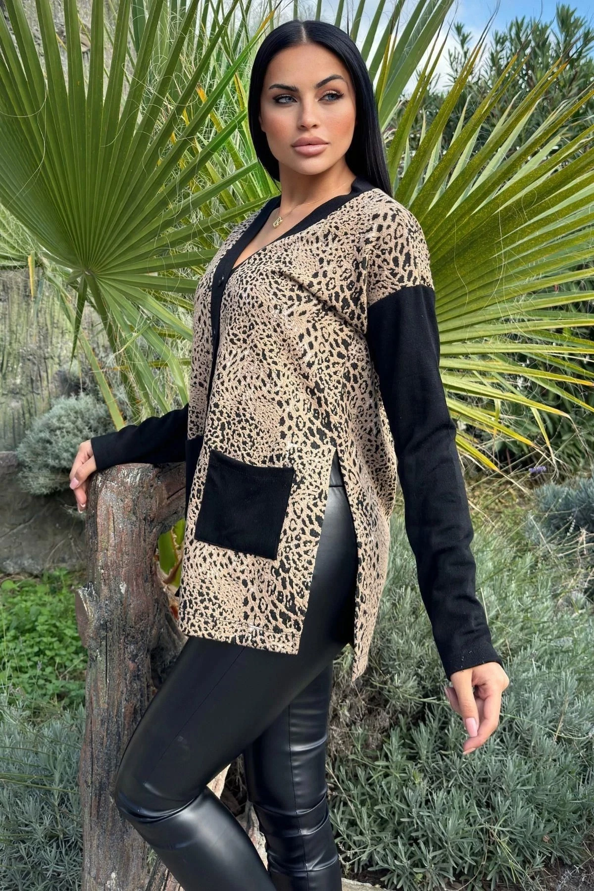 Bej Leopar Desen, Siyah Cep Ve Kol Detaylı Yırtmaçlı Örme Hırka