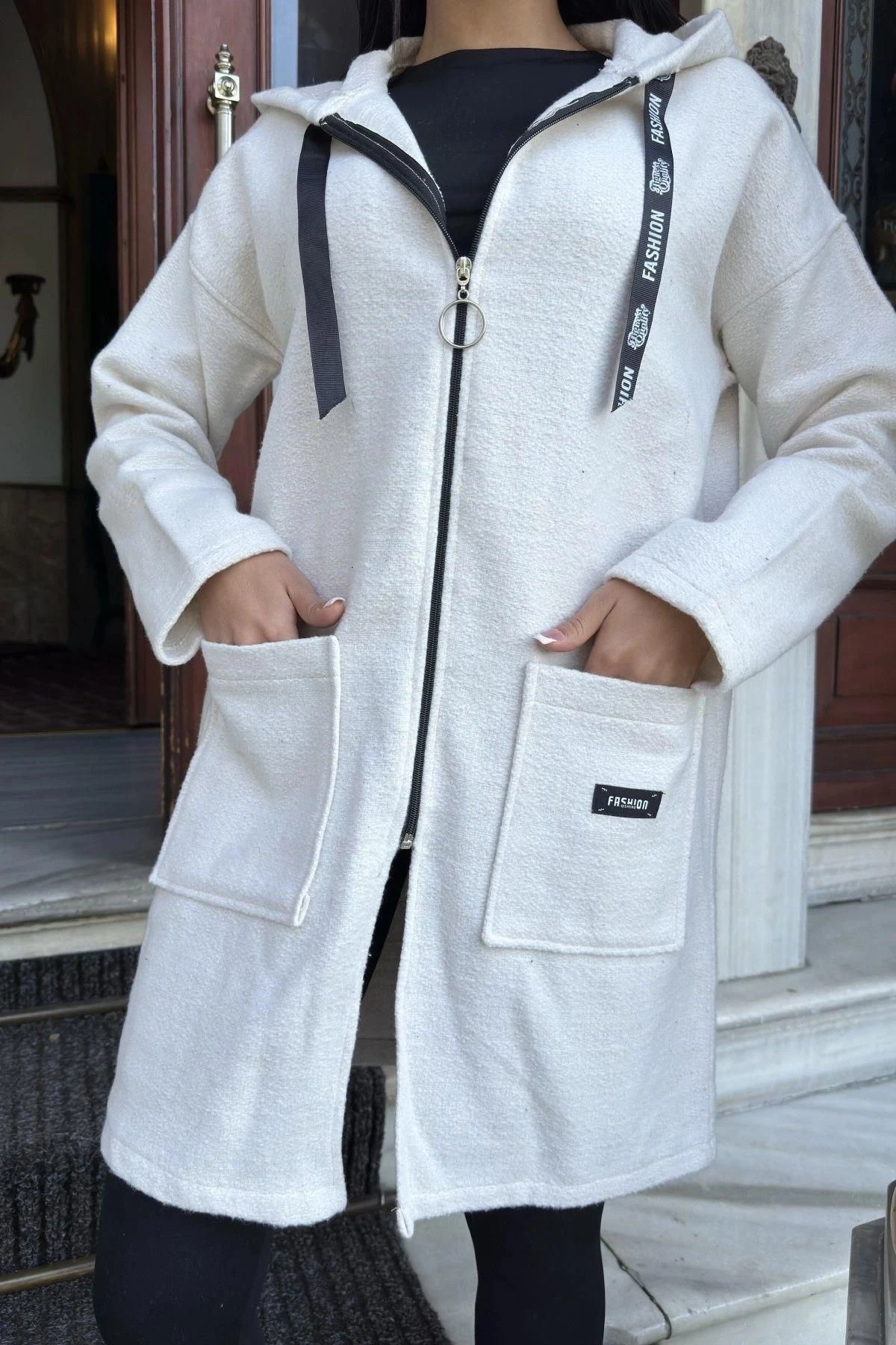 Ekru Arma Detaylı, Kapüşonlu, Kırçıllı Kaşe Hırka Ceket