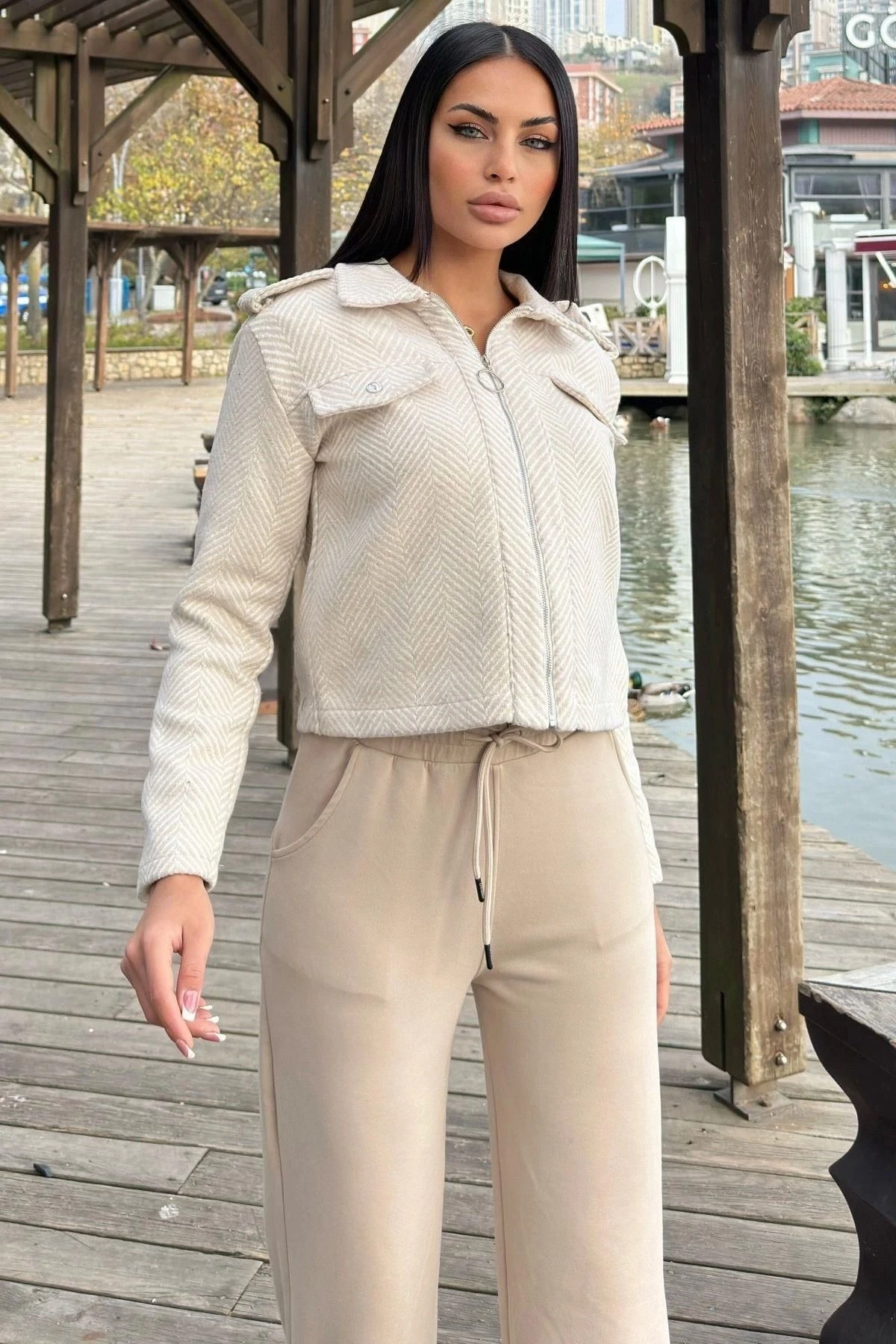 Ekru Balıksırtı Desenli, Fermuarlı, Kısa Kaşe Ceket