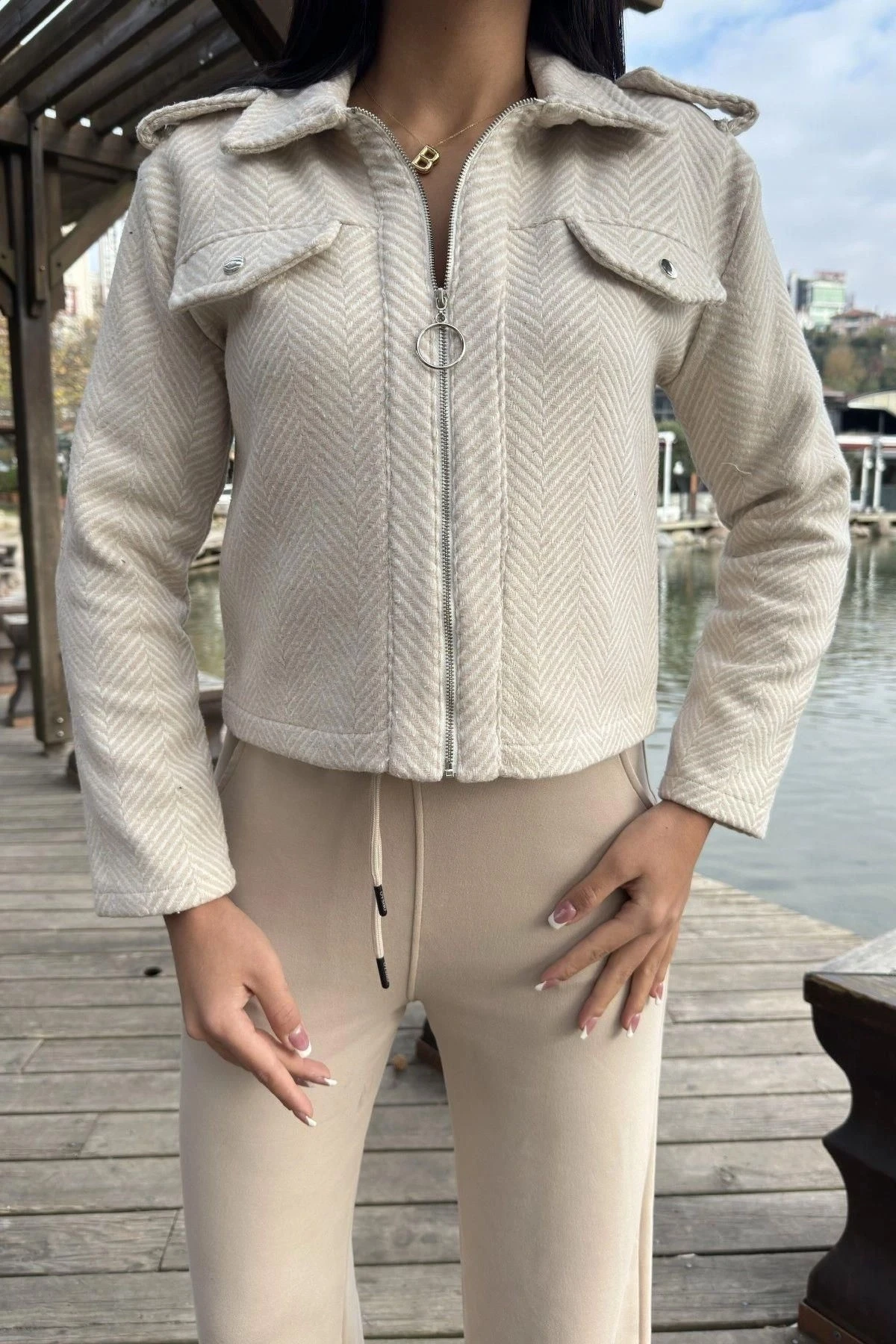 Ekru Balıksırtı Desenli, Fermuarlı, Kısa Kaşe Ceket