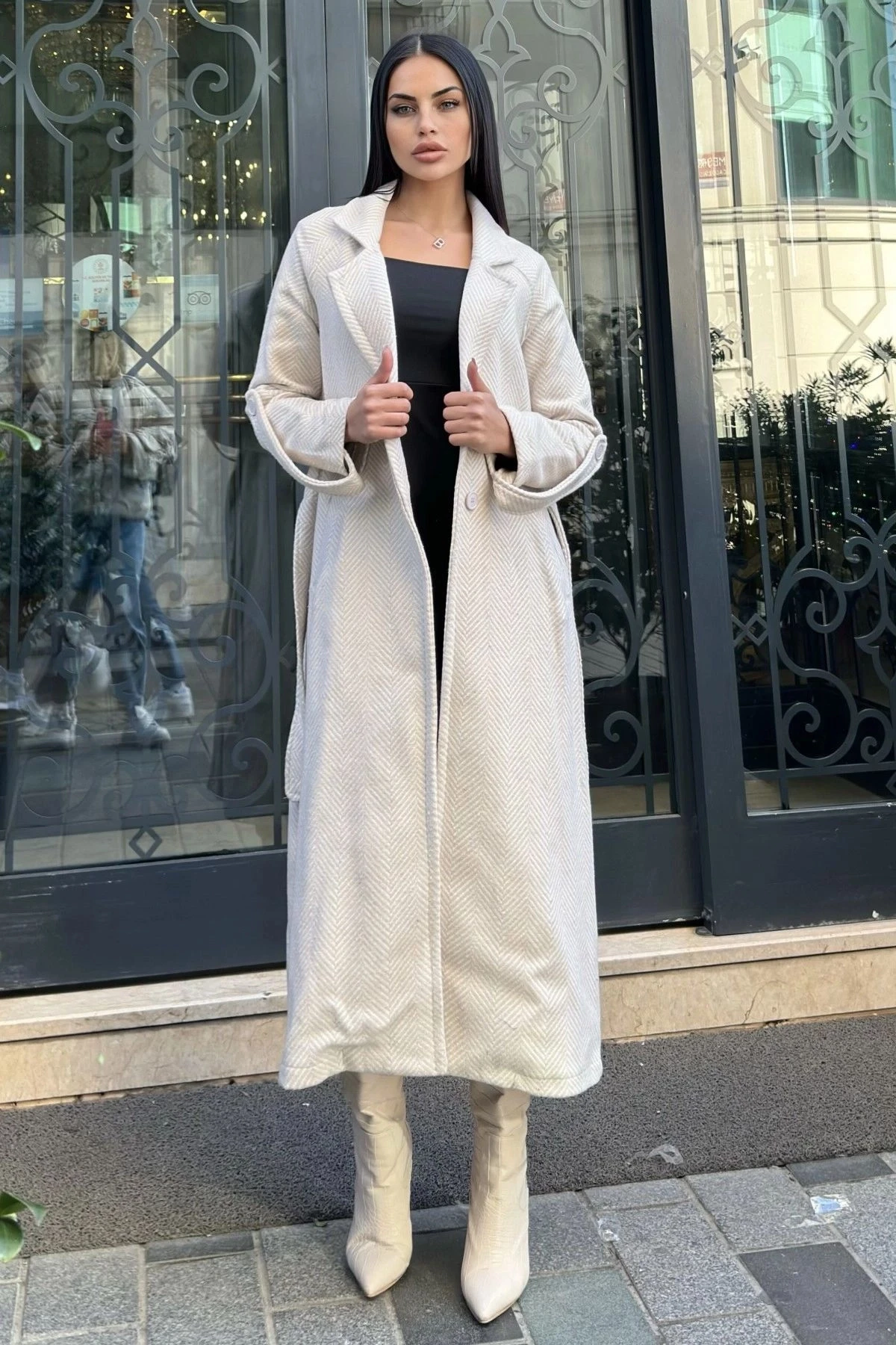 Ekru Kruvaze Yaka, Çift Cepli, Beli Kemerli, Uzun Balıksırtı Kaşe Kaban (Astarsız)