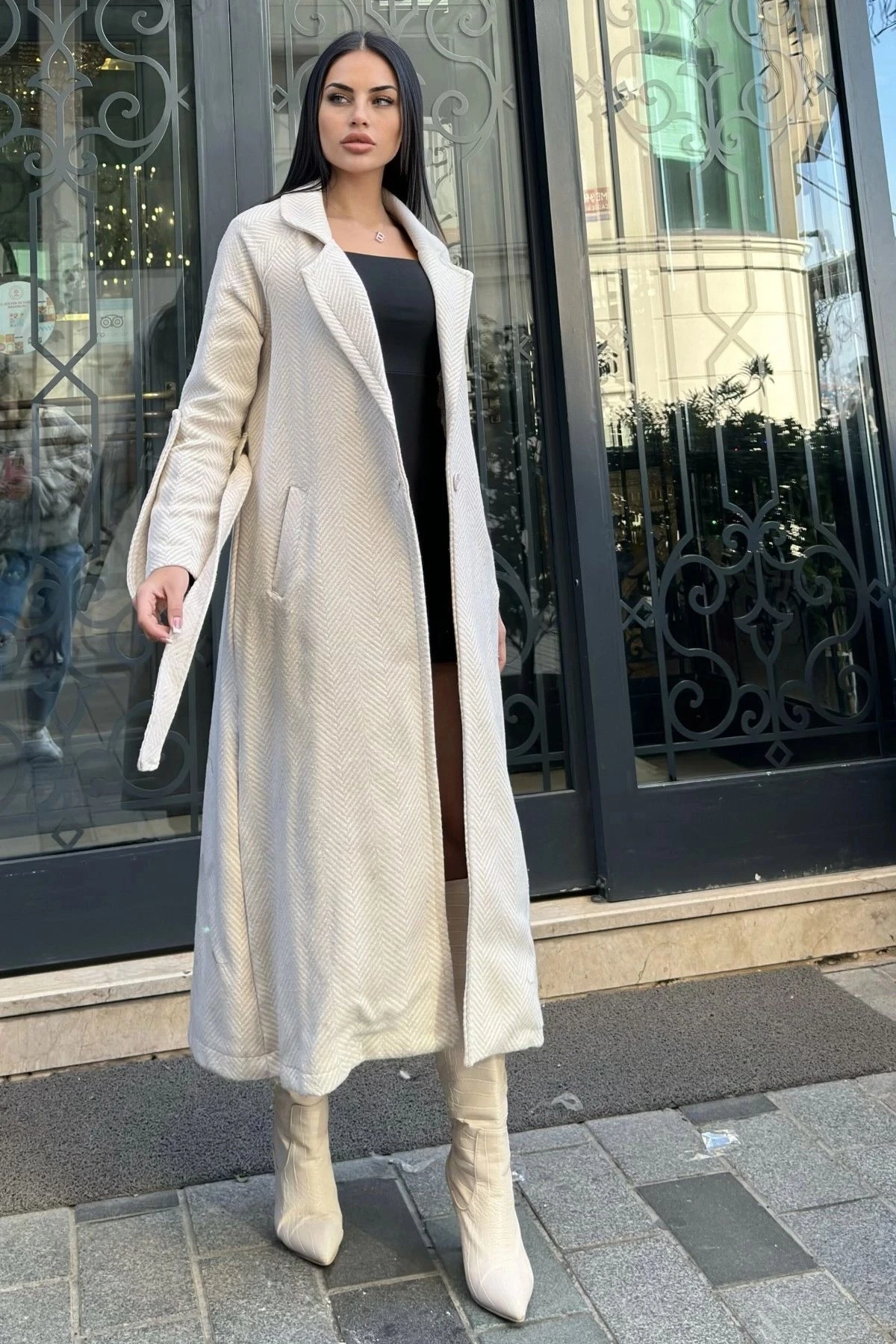 Ekru Kruvaze Yaka, Çift Cepli, Beli Kemerli, Uzun Balıksırtı Kaşe Kaban (Astarsız)