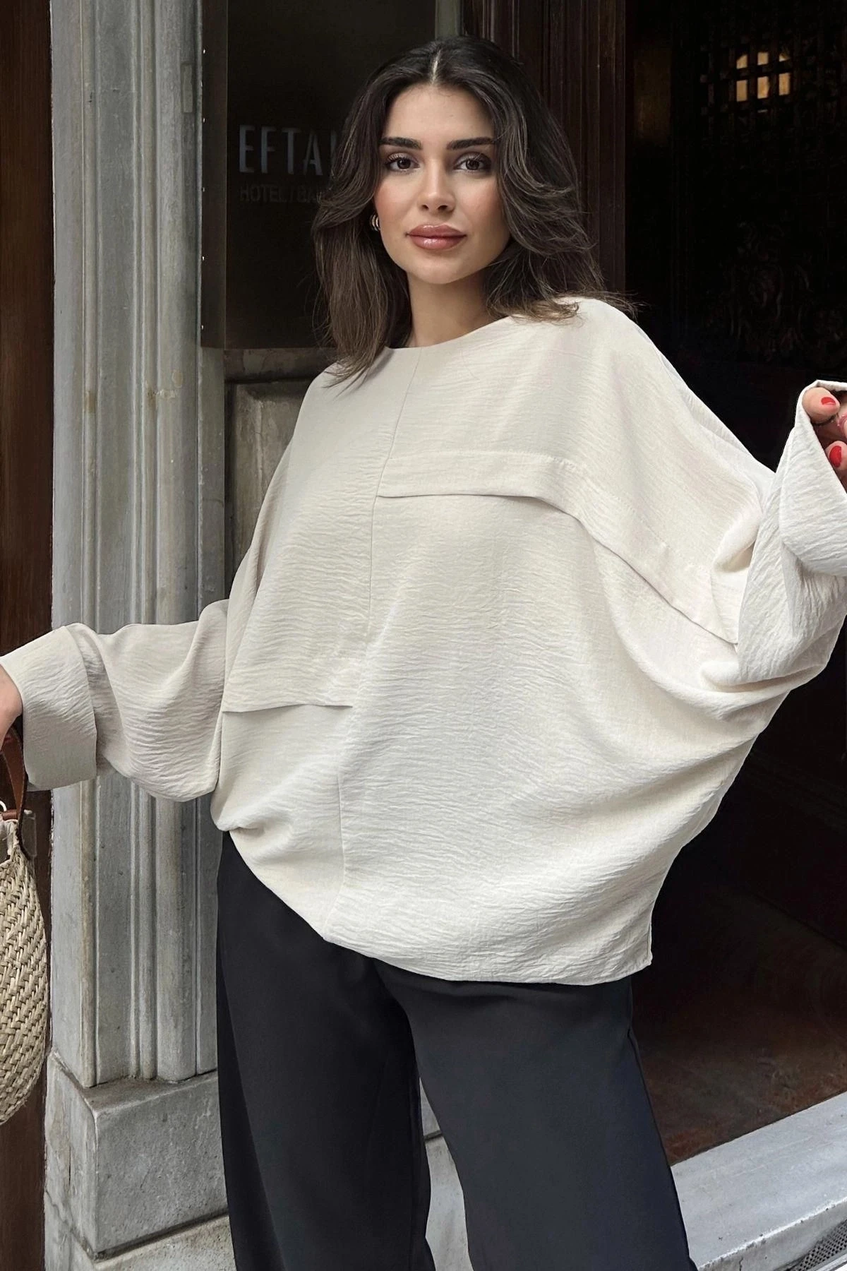 Kadın Bej Duble Geniş Manşet, Yarasa Kol, Süs Cep Detaylı, Salaş Bluz