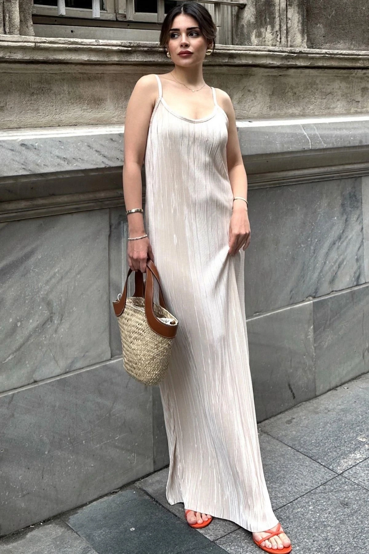 Kadın Bej İnce Askılı, V Yaka, Yırtmaç Detaylı, Uzun Pliseli Elbise