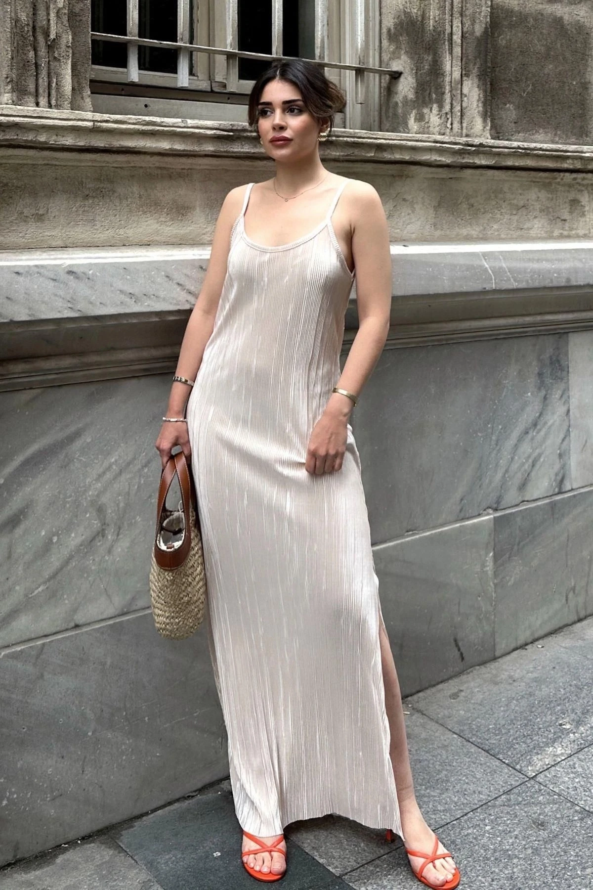 Kadın Bej İnce Askılı, V Yaka, Yırtmaç Detaylı, Uzun Pliseli Elbise