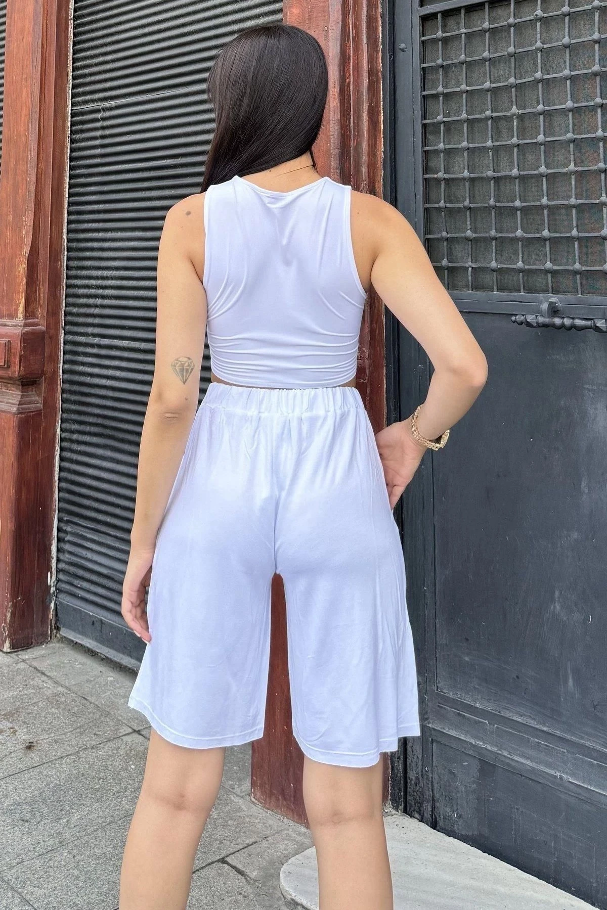 Kadın Beyaz Beli Lastikli, Terletmez Kumaş, Cepli, Salaş Kapri Şort