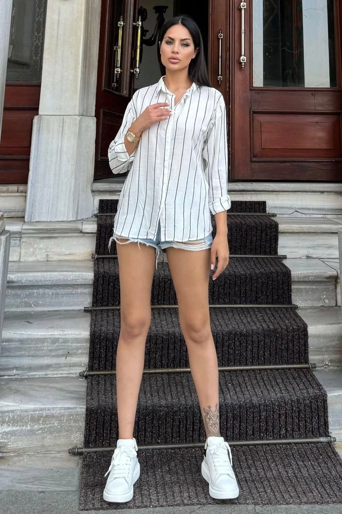 Kadın Beyaz Çizgili Desen, Terletmez, Dokulu İthal Kumaş, Salaş Kesim, Dökümlü Gömlek