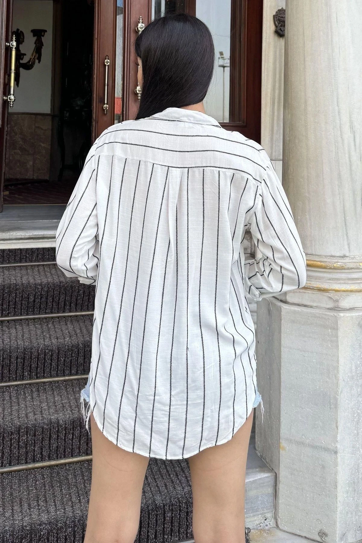 Kadın Beyaz Çizgili Desen, Terletmez, Dokulu İthal Kumaş, Salaş Kesim, Dökümlü Gömlek