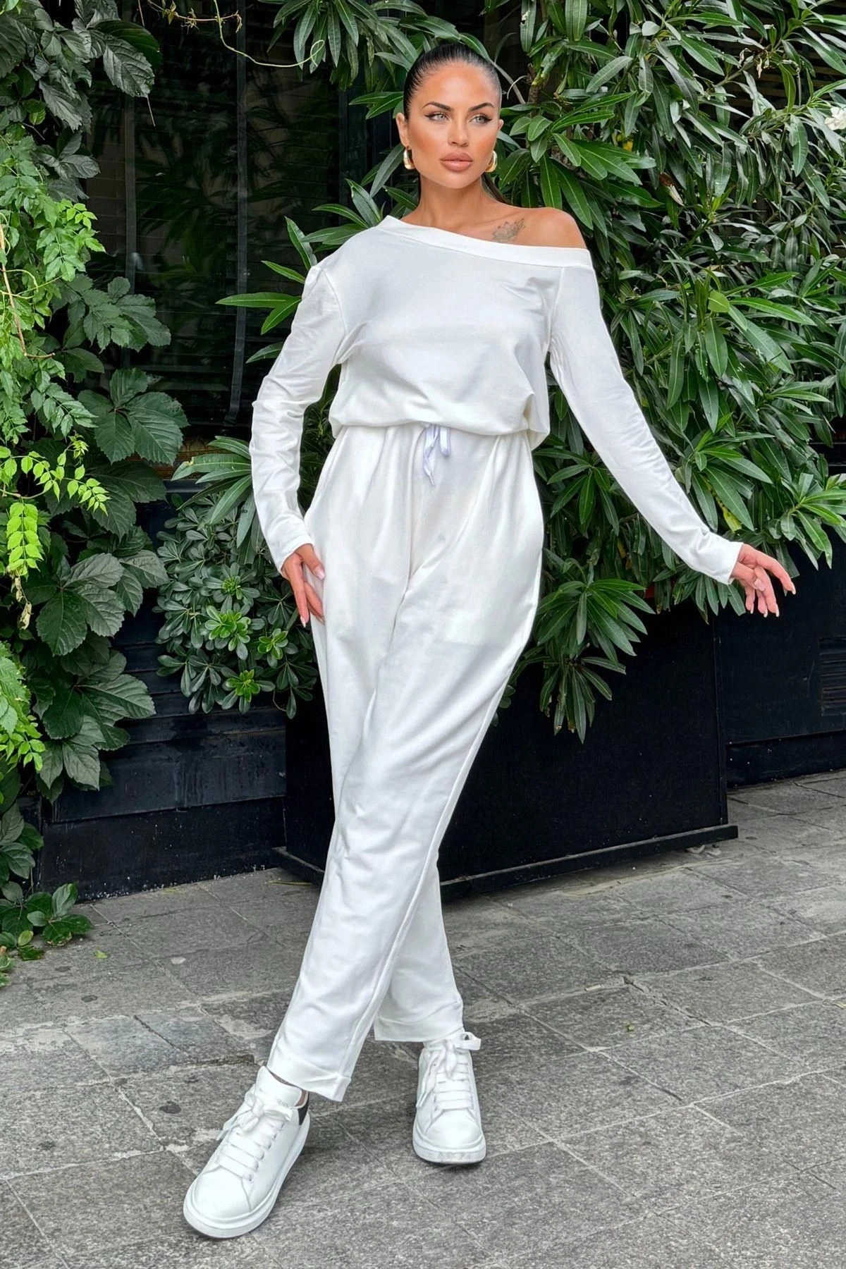 Kadın Beyaz Geniş Yaka, Beli Bağcıklı, Paçaları Lastikli Uzun Kol Salaş Tulum