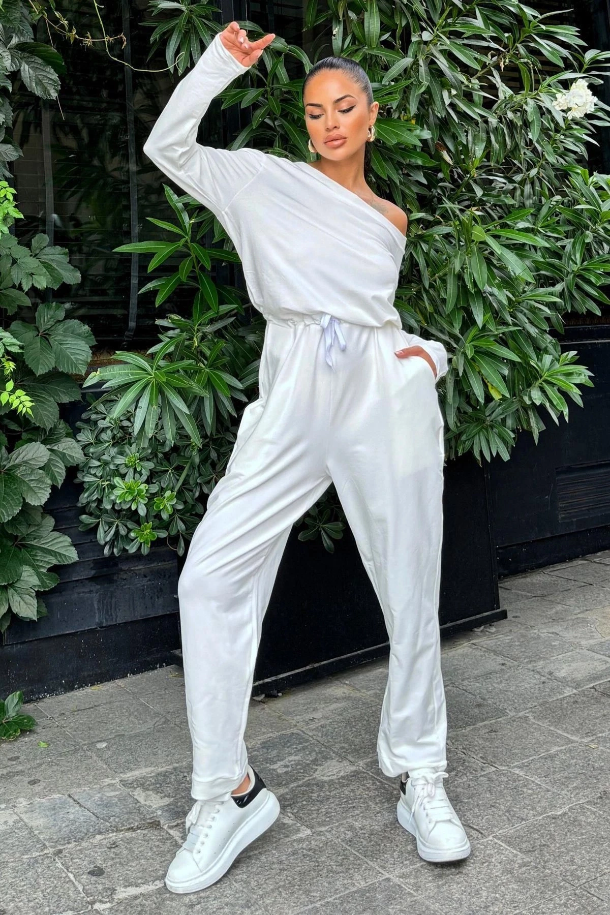 Kadın Beyaz Geniş Yaka, Beli Bağcıklı, Paçaları Lastikli Uzun Kol Salaş Tulum