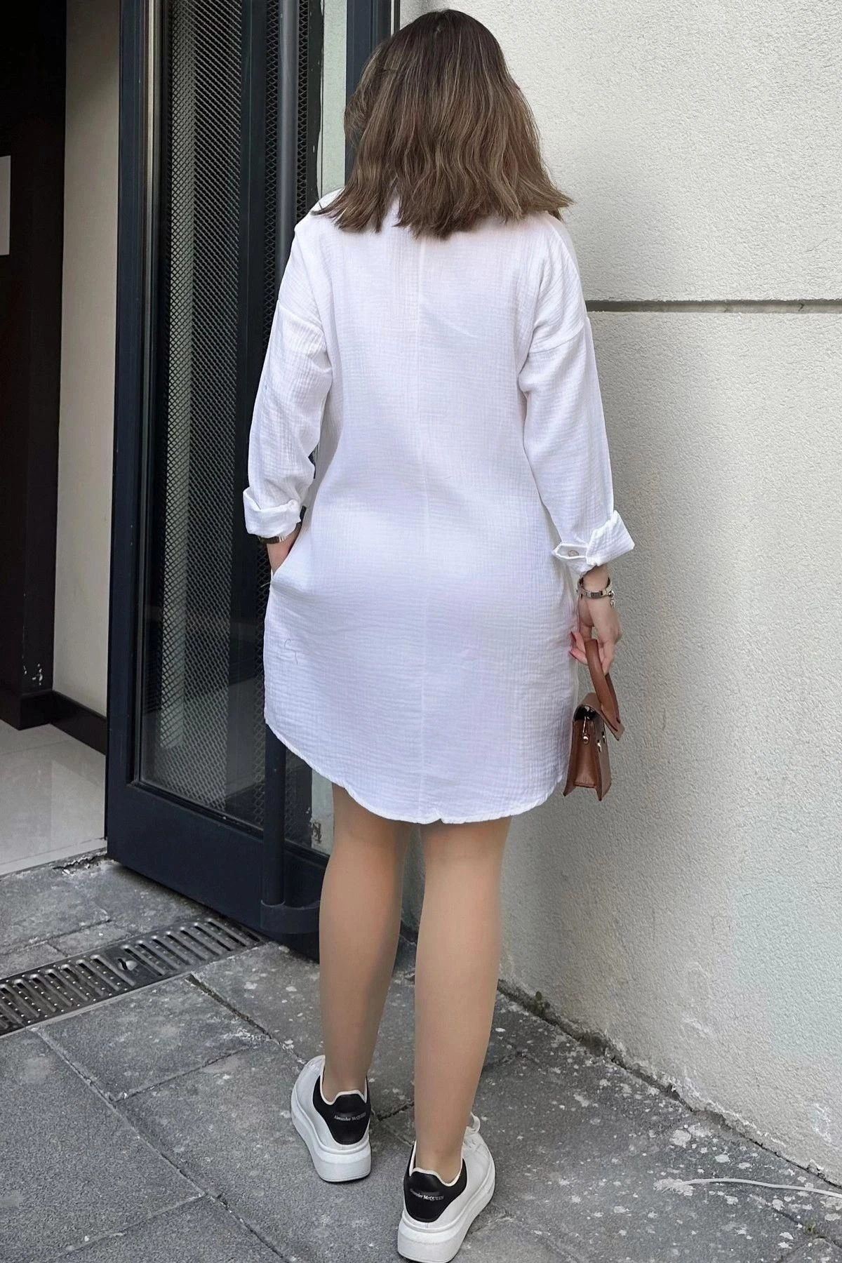 Kadın Beyaz Hakim Yaka, Katlamalı Geniş Kol, Midi & Oversize Kesim, Salaş Müslin Elbise