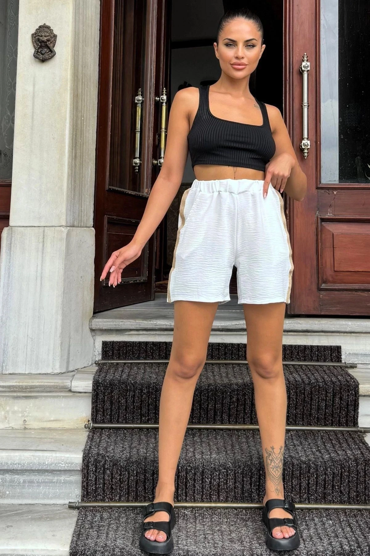 Kadın Ekru Airobin Kumaş, Beli Lastikli, Hasır Detaylı, Rahat Kesim Şort