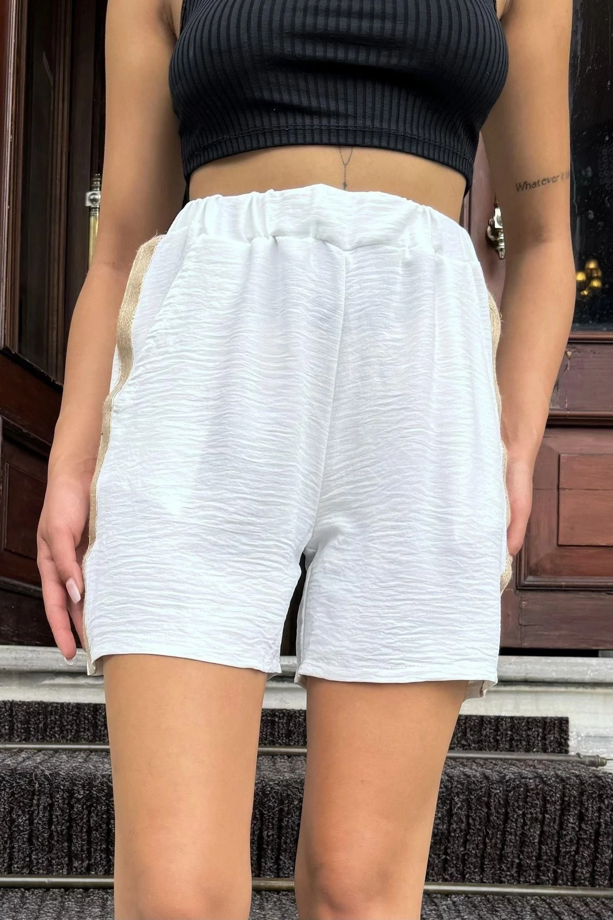Kadın Ekru Airobin Kumaş, Beli Lastikli, Hasır Detaylı, Rahat Kesim Şort