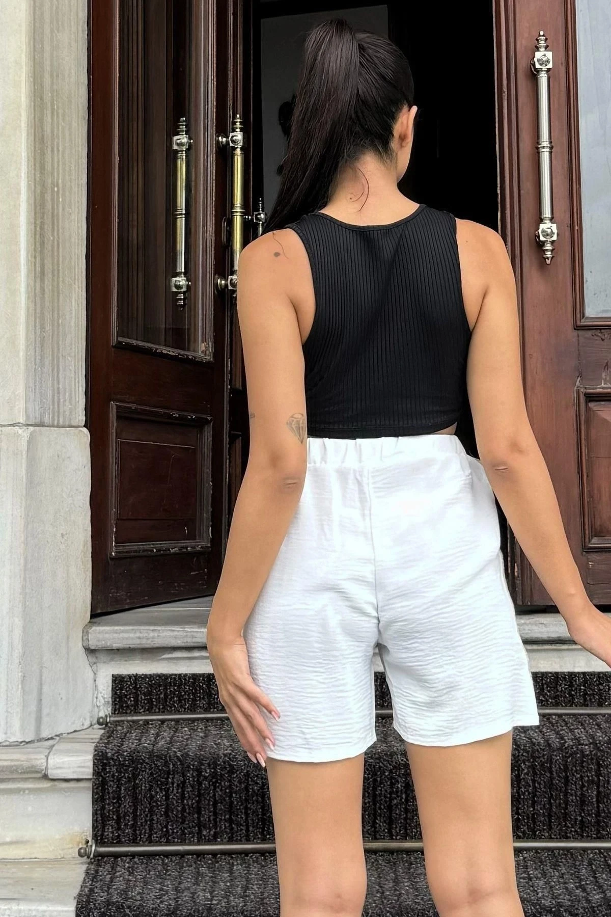 Kadın Ekru Airobin Kumaş, Beli Lastikli, Hasır Detaylı, Rahat Kesim Şort