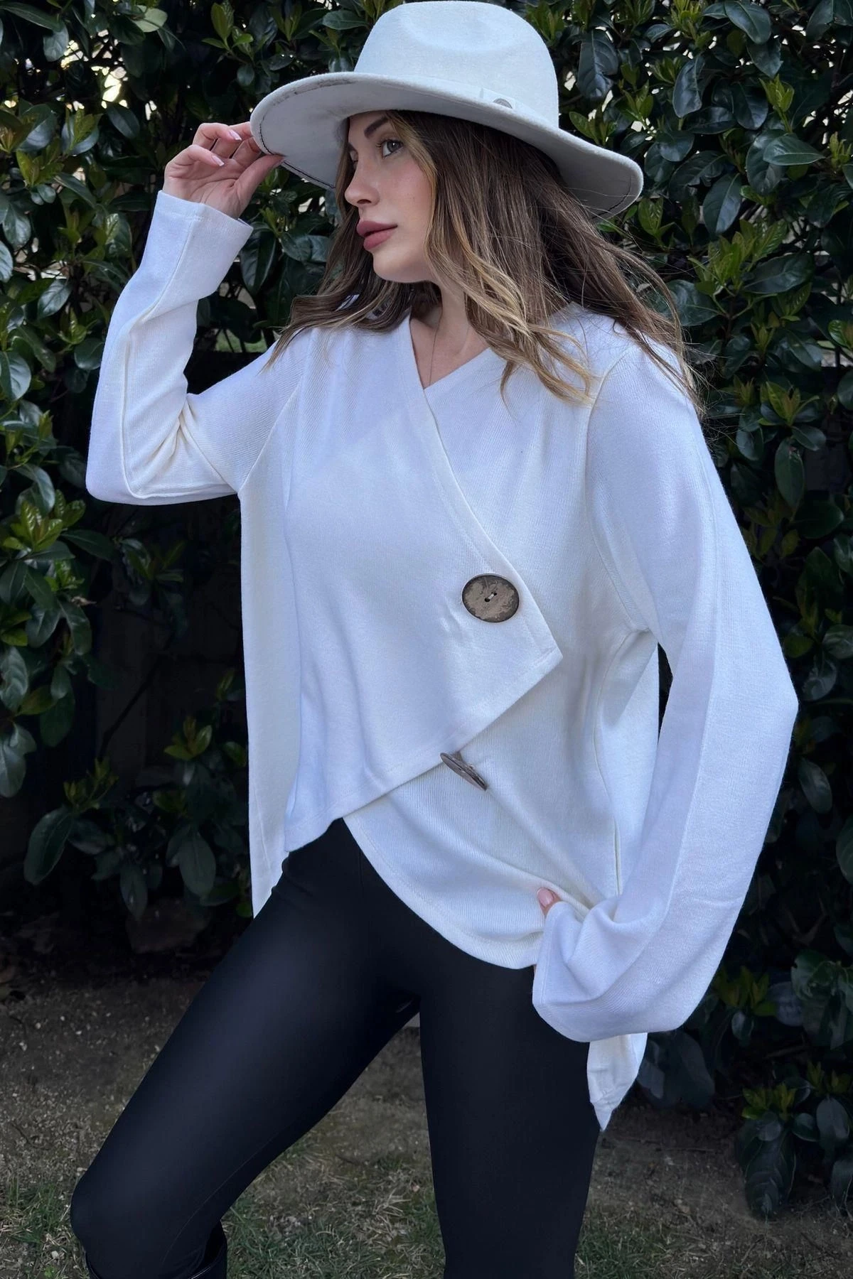 Kadın Ekru Asimetrik Kesim, Düğmeli, Salaş Hırka Bluz