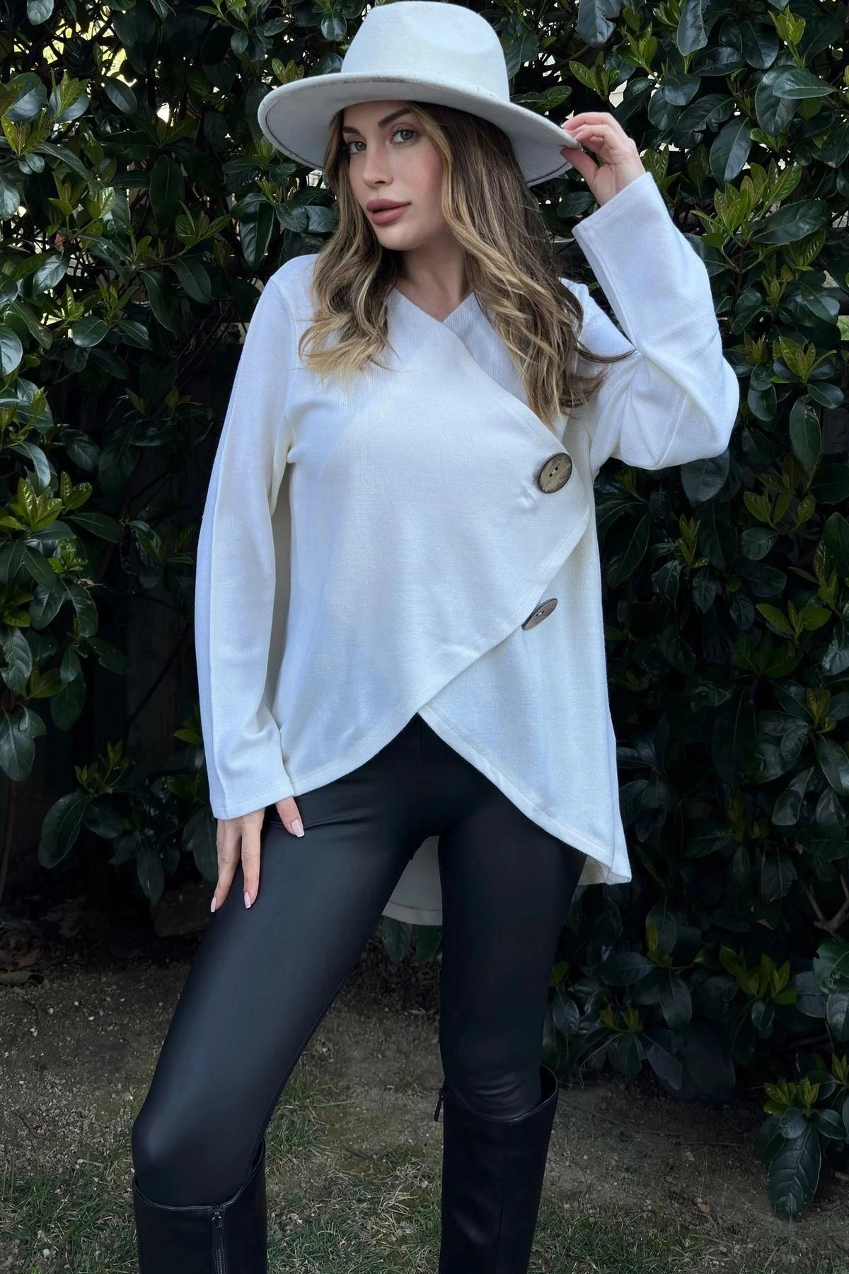 Kadın Ekru Asimetrik Kesim, Düğmeli, Salaş Hırka Bluz