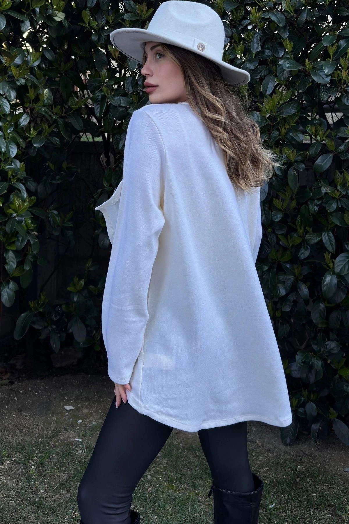 Kadın Ekru Asimetrik Kesim, Düğmeli, Salaş Hırka Bluz