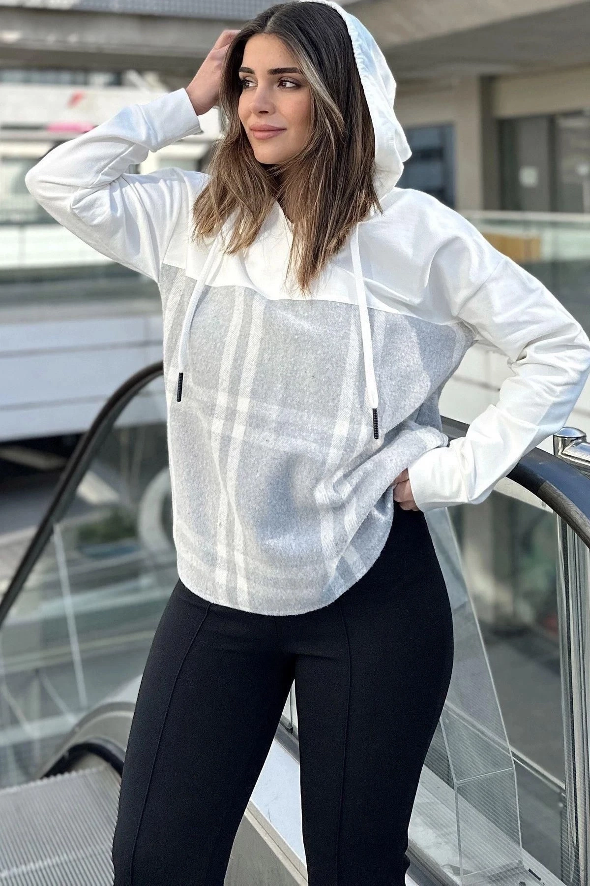 Kadın Ekru & Gri Ekose Garnili, Rahat Kesim, Kapüşonlu İki İplik Sweatshirt