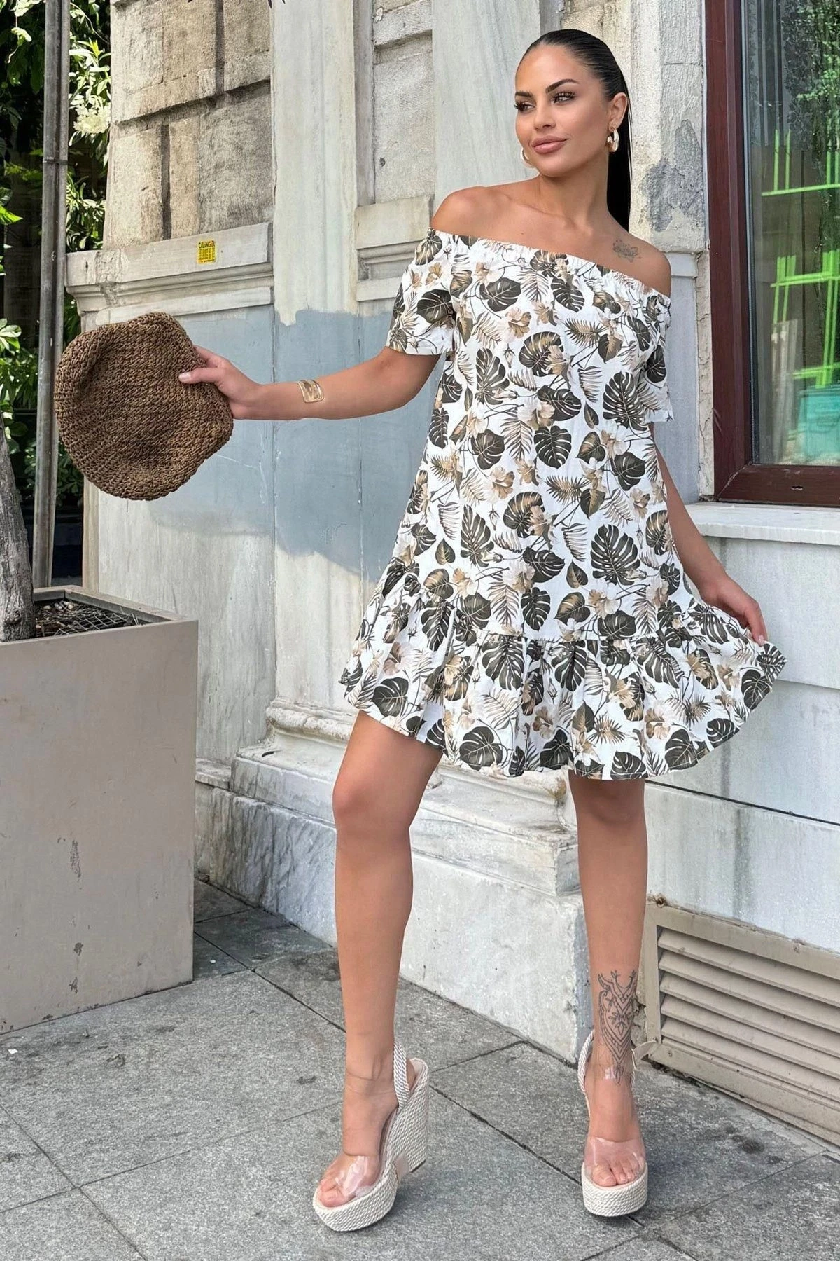 Kadın Haki Tropikal Yaprak Desenli, Omuzları Açık, Ruffle Etekli Yazlık Midi Elbise