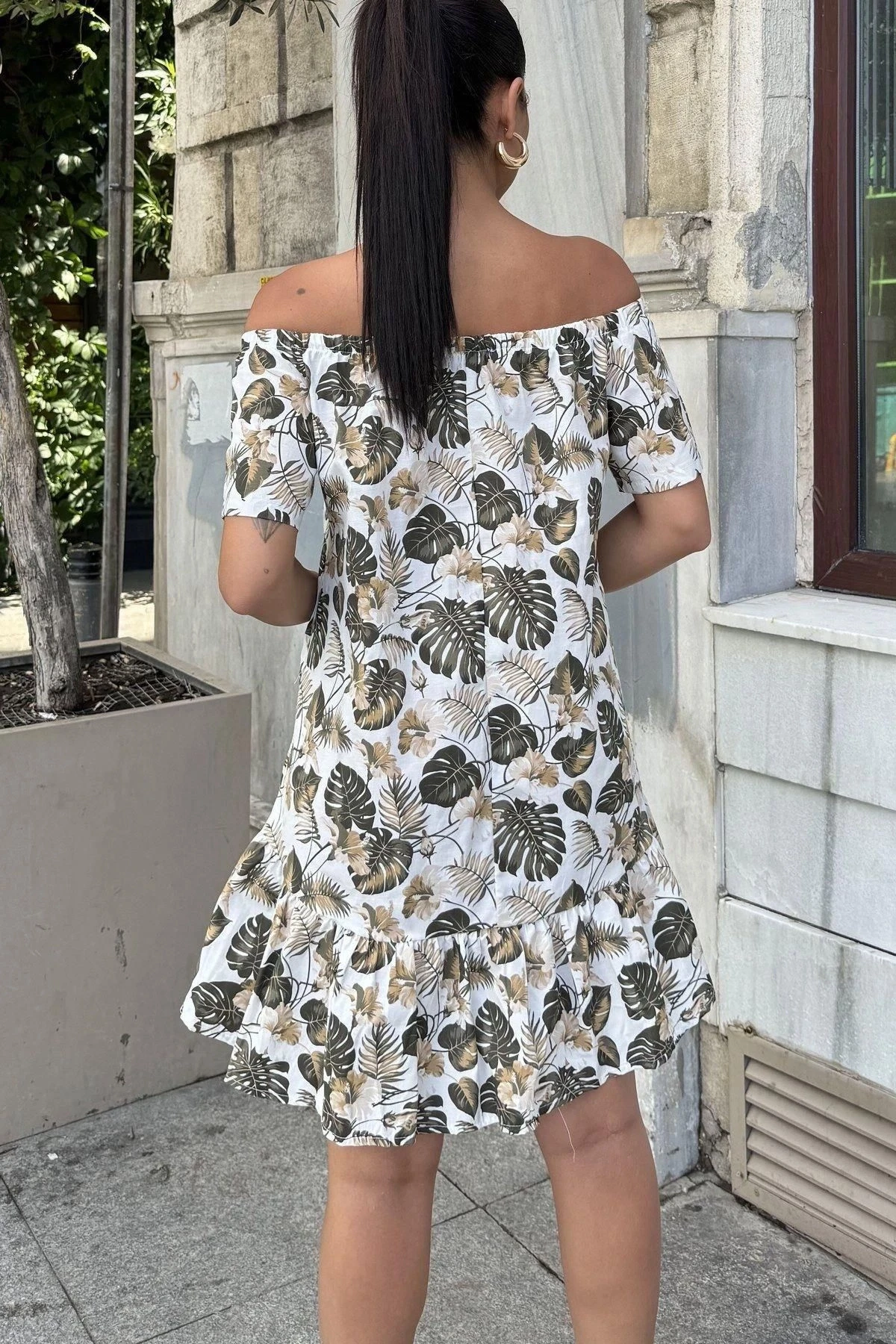 Kadın Haki Tropikal Yaprak Desenli, Omuzları Açık, Ruffle Etekli Yazlık Midi Elbise