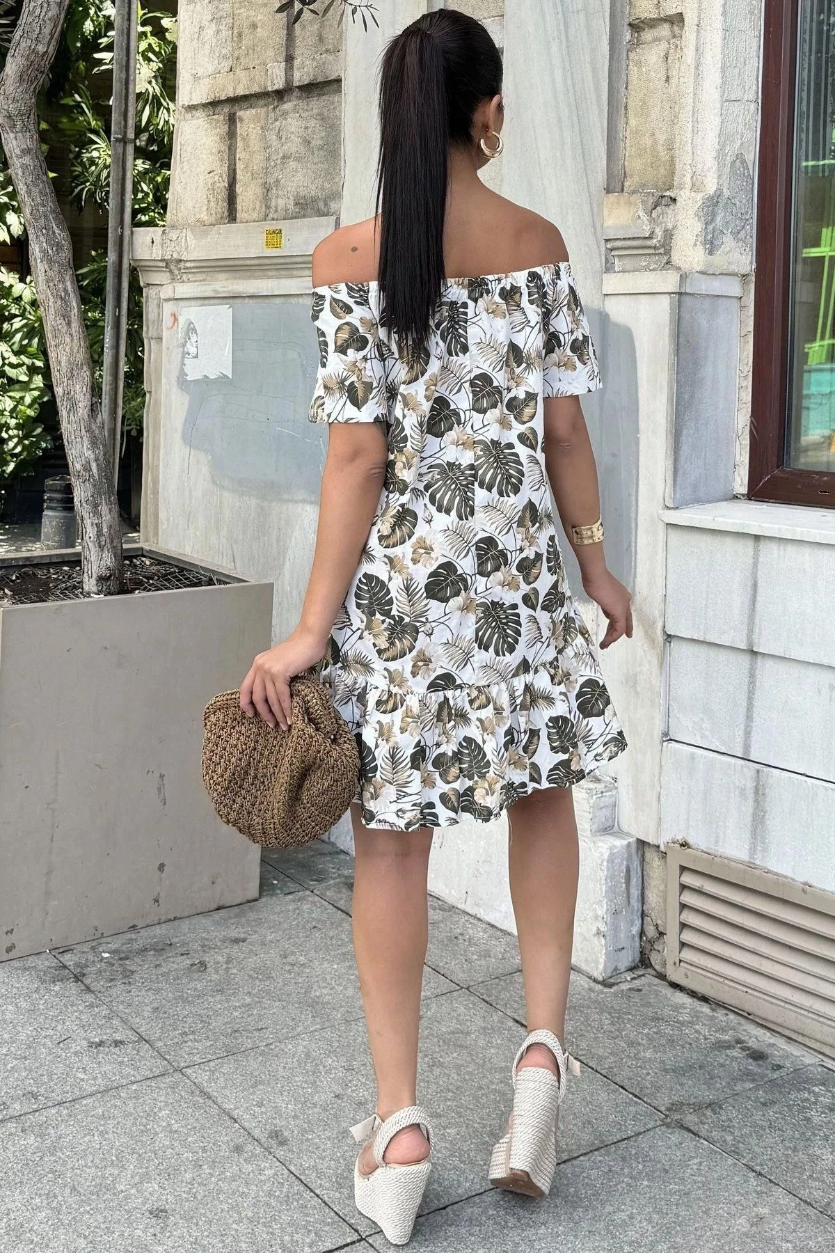 Kadın Haki Tropikal Yaprak Desenli, Omuzları Açık, Ruffle Etekli Yazlık Midi Elbise