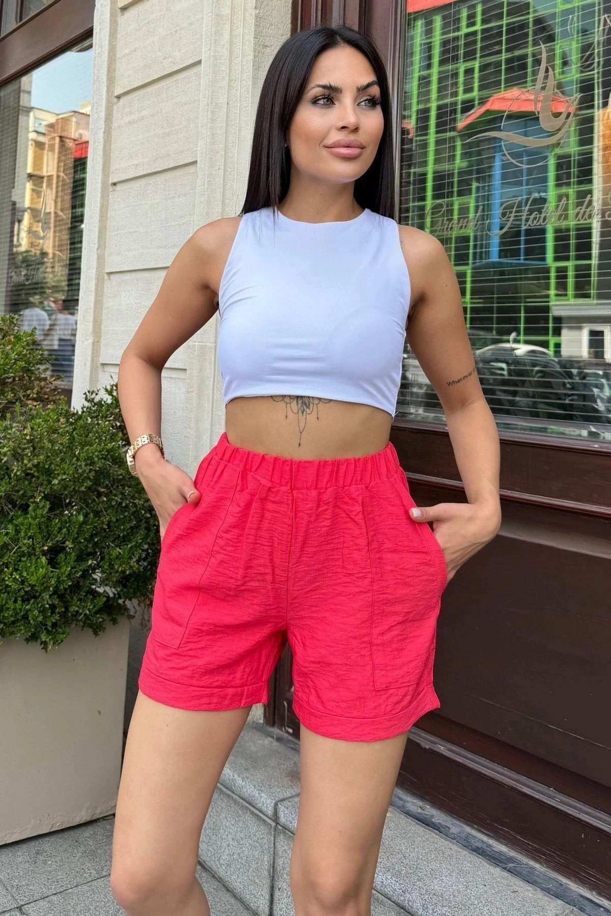 Kadın Kırmızı Beli Lastikli, Cepli, Duble Paça, Kısa Keten Şort