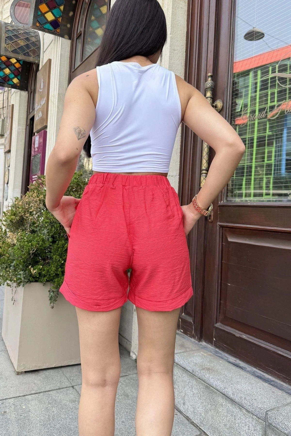 Kadın Kırmızı Beli Lastikli, Cepli, Duble Paça, Kısa Keten Şort