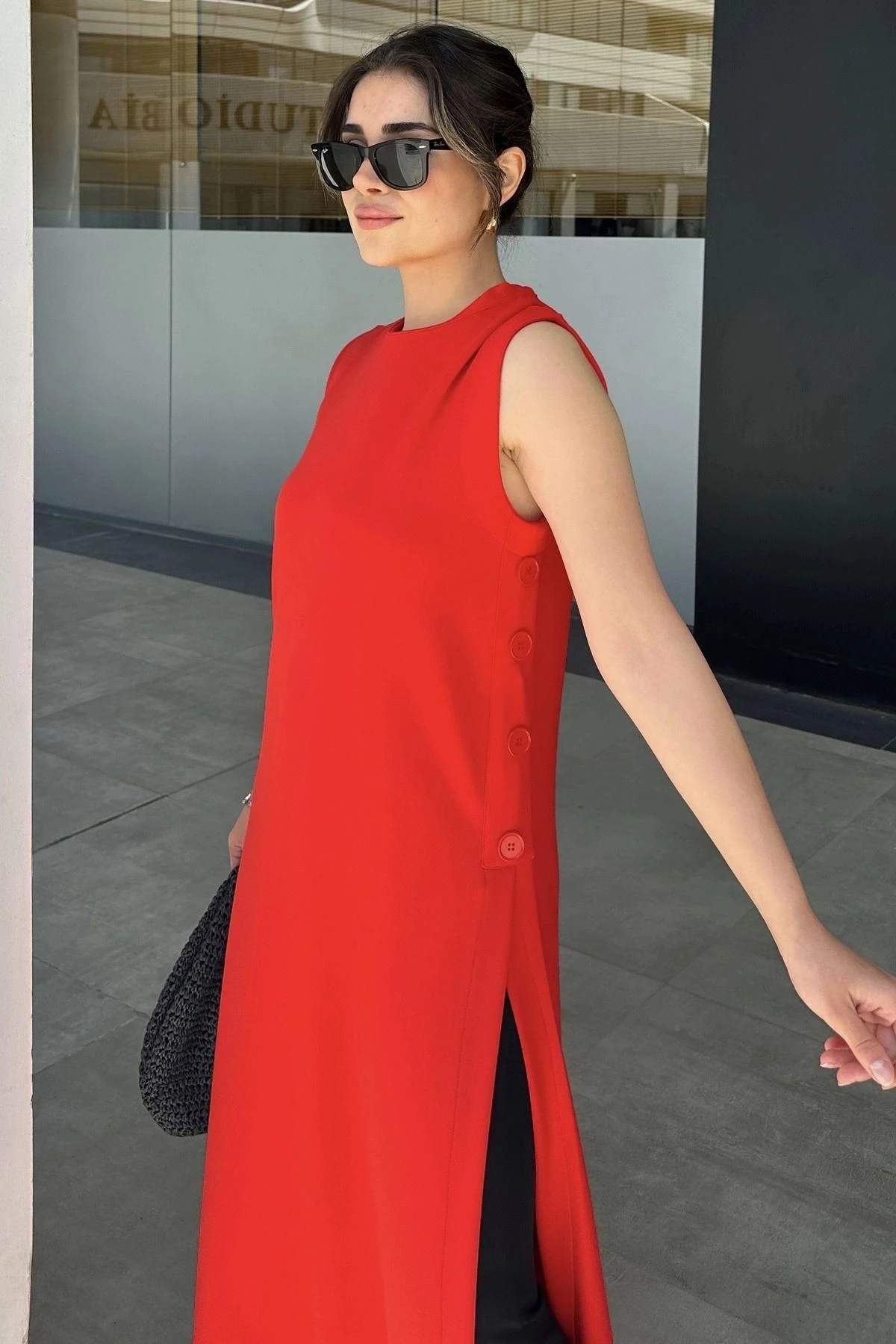 Kadın Kırmızı Kolsuz, Yuvarlak Yaka, Derin Yırtmaçlı, A Kesim Likralı Tunik Elbise