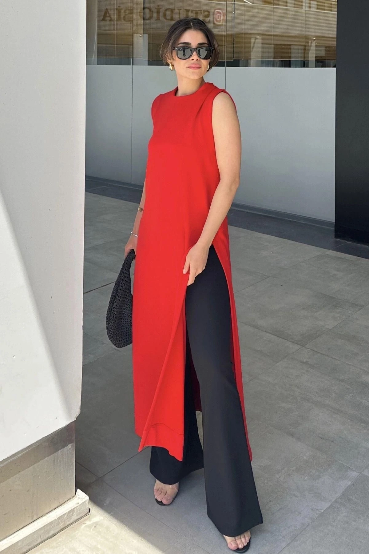 Kadın Kırmızı Kolsuz, Yuvarlak Yaka, Derin Yırtmaçlı, A Kesim Likralı Tunik Elbise