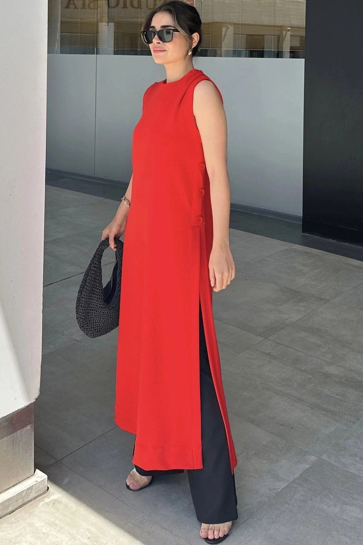 Kadın Kırmızı Kolsuz, Yuvarlak Yaka, Derin Yırtmaçlı, A Kesim Likralı Tunik Elbise