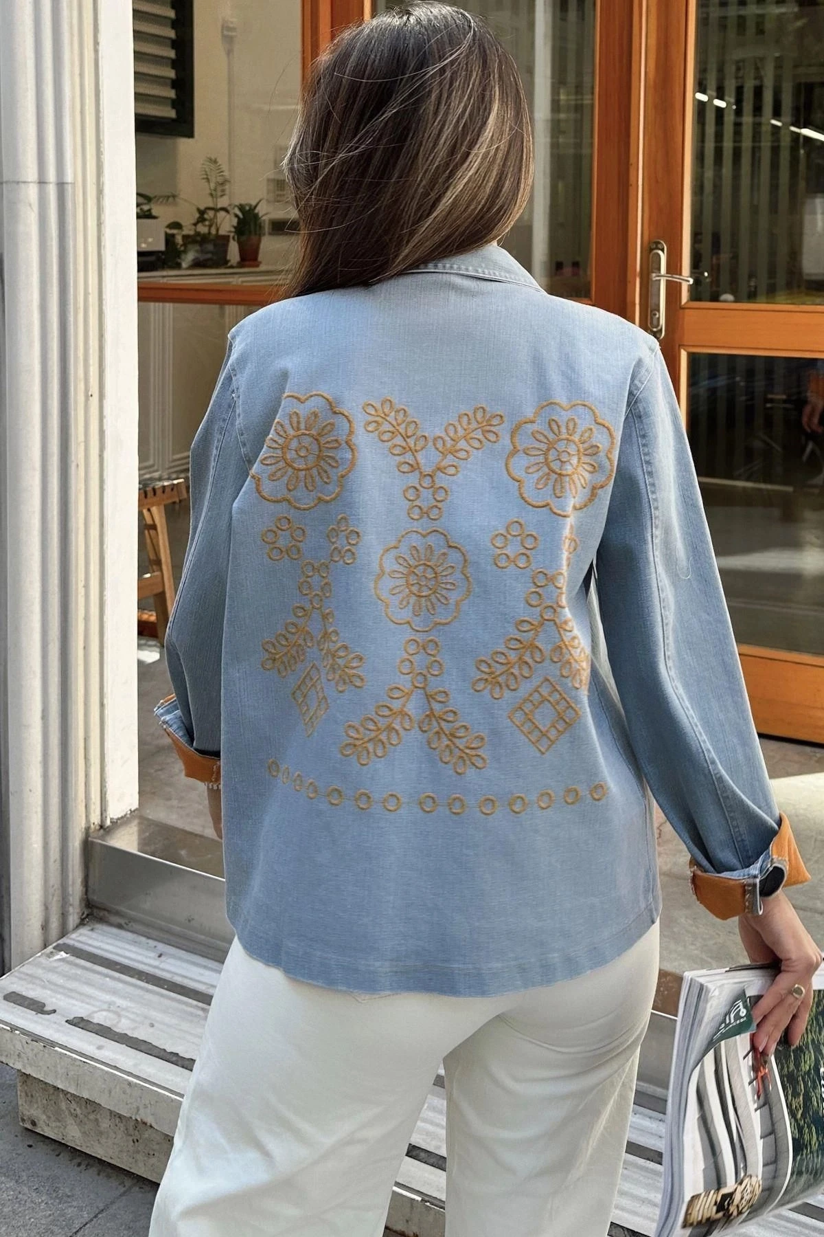 Kadın Mavi Arkası Çiçek Nakış İşlemeli, Kontrast Renk Katlamalı, Uzun Kol, Denim Kot Ceket