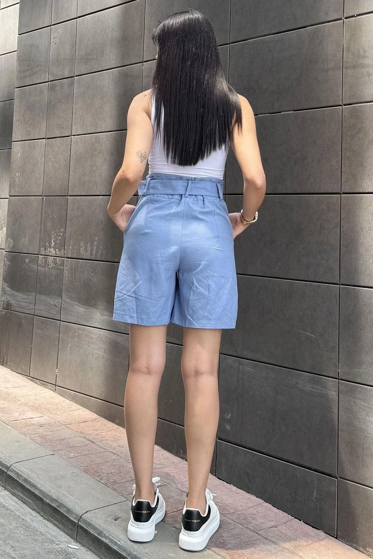 Kadın Mavi Kemerli Yüksel Bel, İthal Kumaş, Uzun Rahat Pliseli Şort