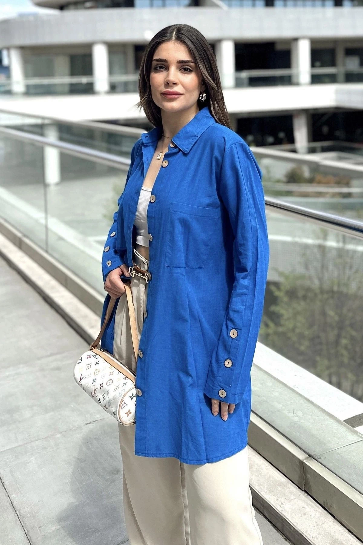 Kadın Mavi Uzun Kol, Ahşap Düğme Detaylı, Arkası Pliseli, Salaş Ve Uzun, Pamuklu Tunik Gömlek