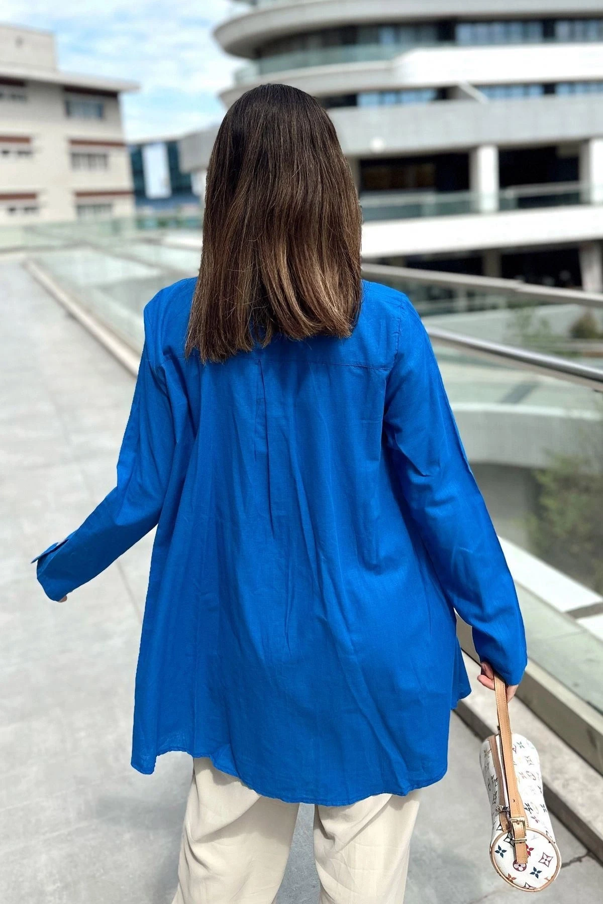 Kadın Mavi Uzun Kol, Ahşap Düğme Detaylı, Arkası Pliseli, Salaş Ve Uzun, Pamuklu Tunik Gömlek