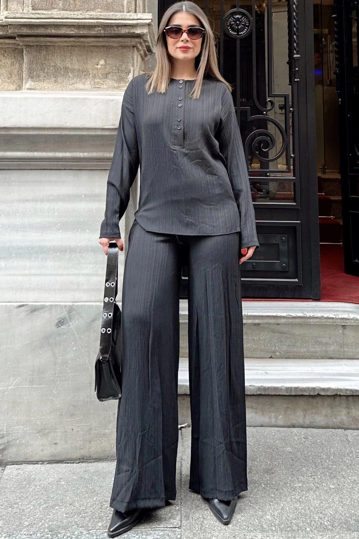 Kadın Siyah Düğmeli Yuvarlak Yaka Bluz & Beli Lastikli Geniş Paça Pantolon - Salaş Maya Takım