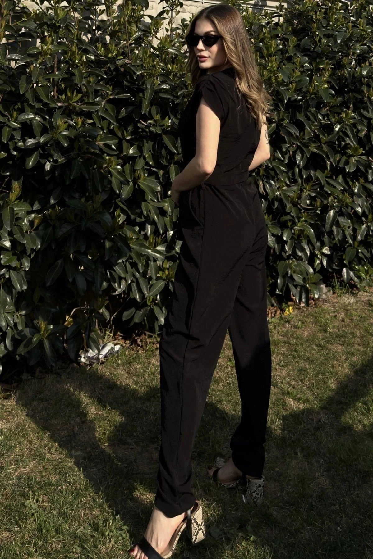 Kadın Siyah Kısa Kol, Kruvaze Yaka, Beli Kuşaklı Rahat Tulum