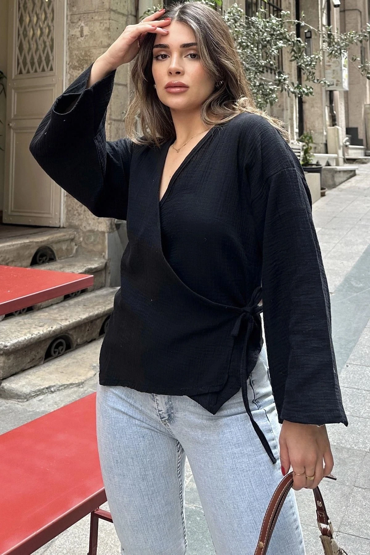 Kadın Siyah Kruvaze Yaka, Çapraz Bağlamalı, Flare Kollu, Salaş Müslin Bluz